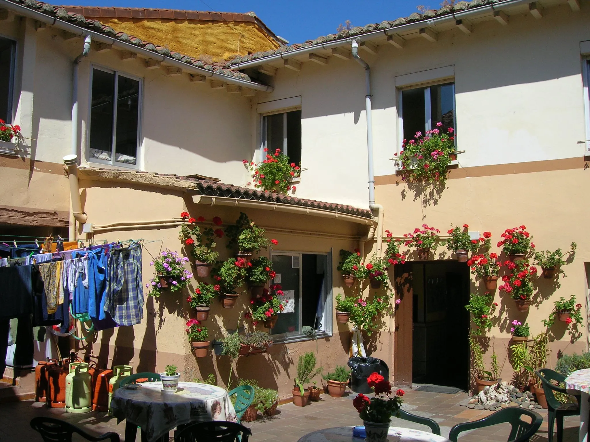 Photo showing: El albergue de peregrinos de Mansilla de las Mulas es atendido desde hace 9 años por Laura Barredo.

Quienes la han conocido, la recordarán por mucho tiempo por su simpatía y hospitalidad.