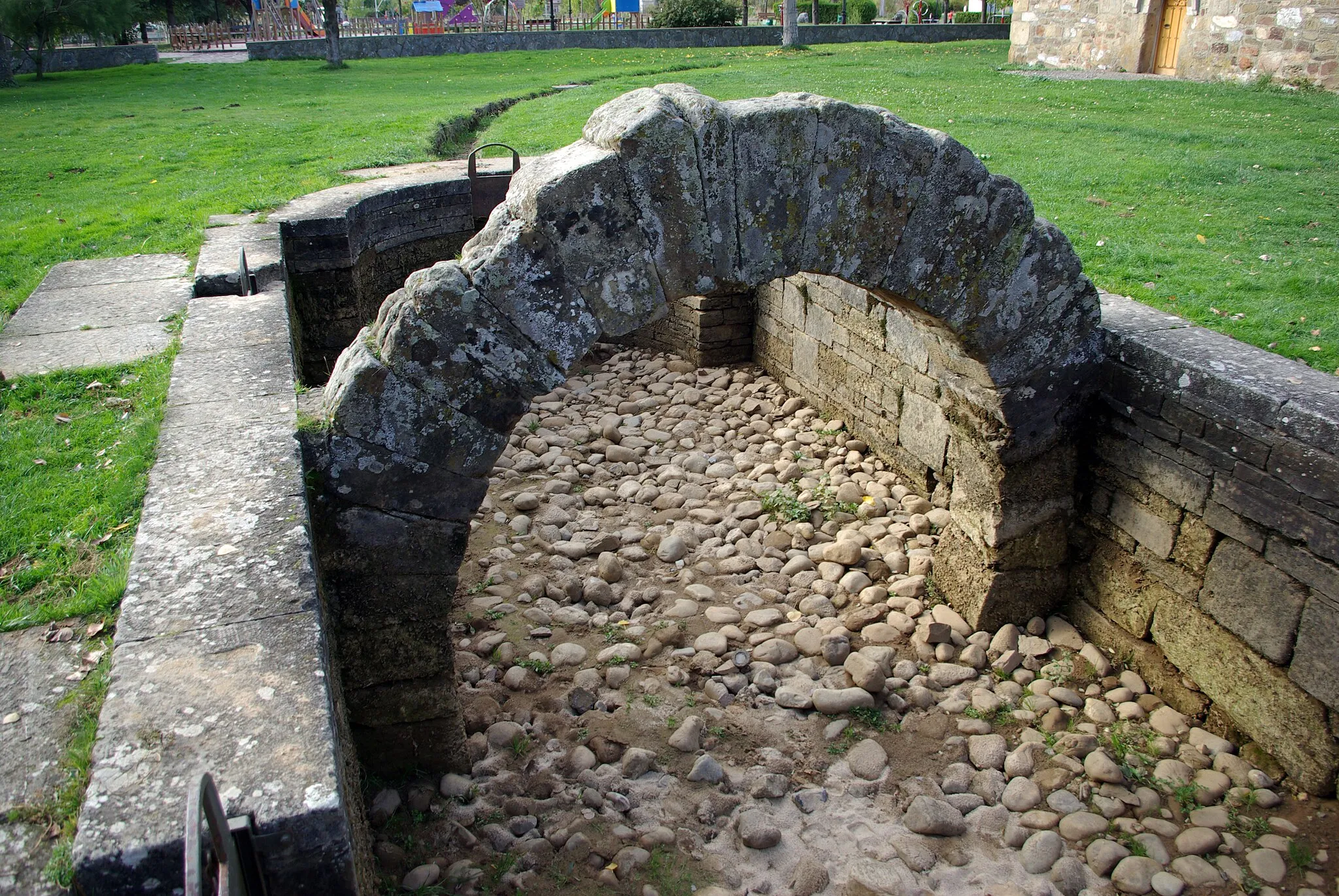 Photo showing: La Reana fountain empty in Velilla del Río Carrión (Palencia, Spain)