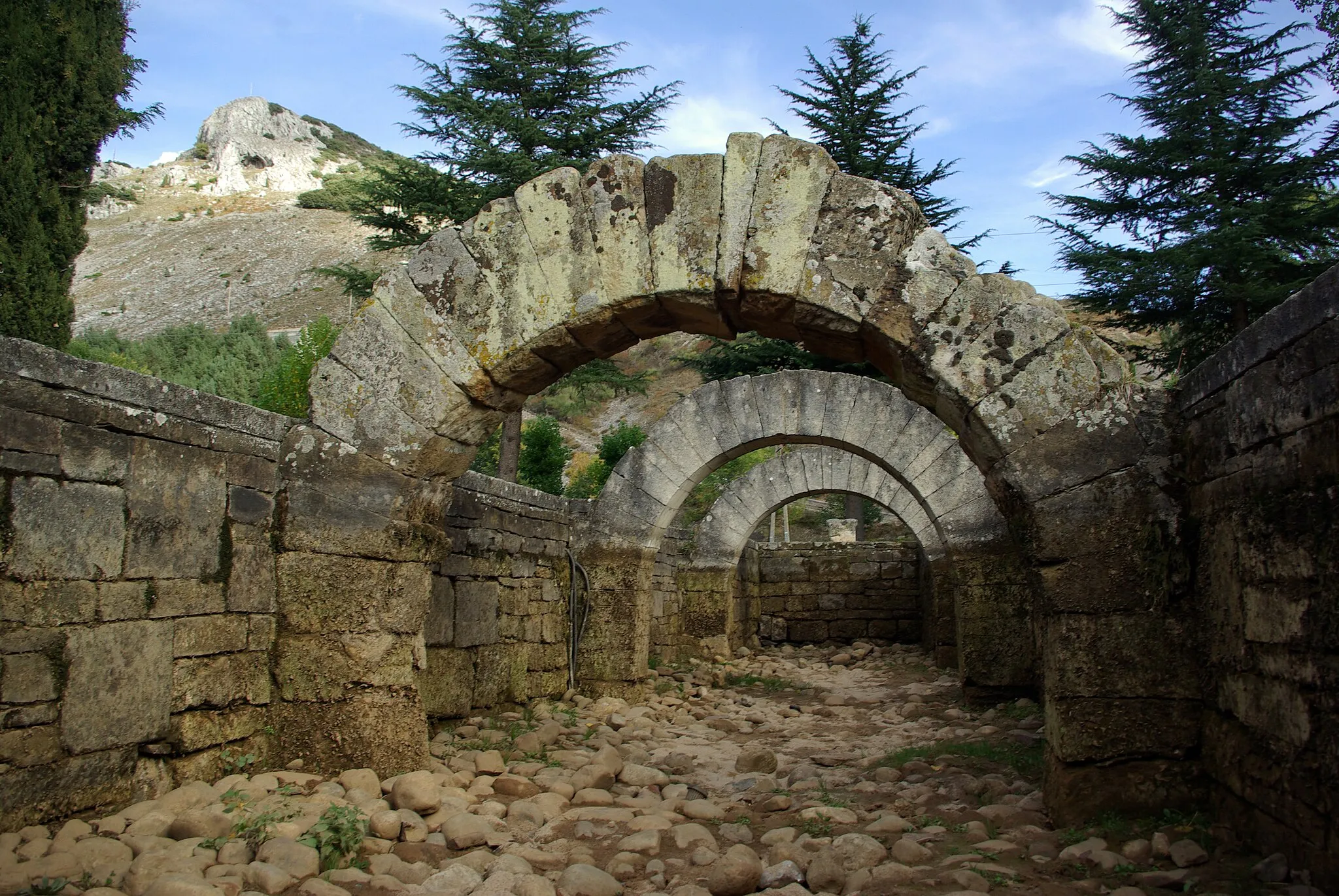 Photo showing: Inside La Reana fountain in Velilla del Río Carrión (Palencia, Spain)