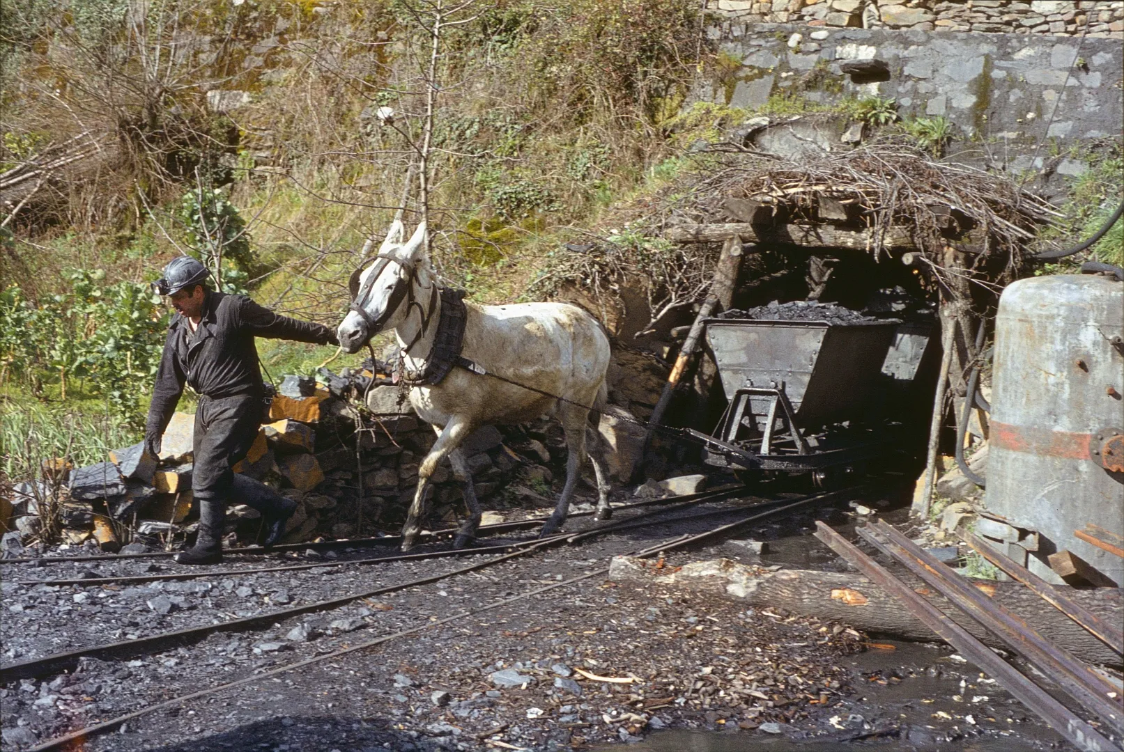Photo showing: Une petite exploitation minière vers Matarrosa del Sil en 1984.