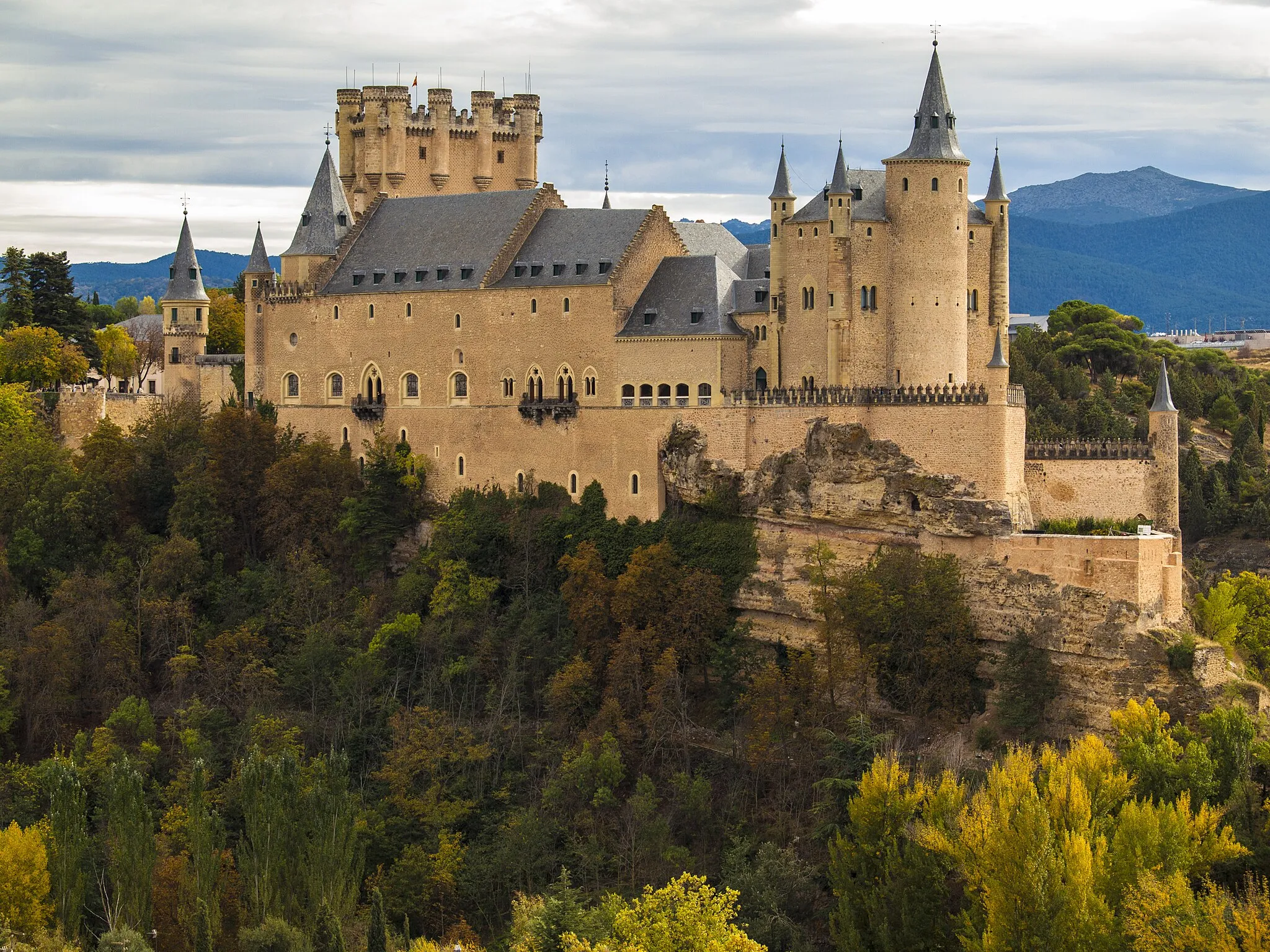 Photo showing: Panorámica en Otoño del Alcázar de Segovia.