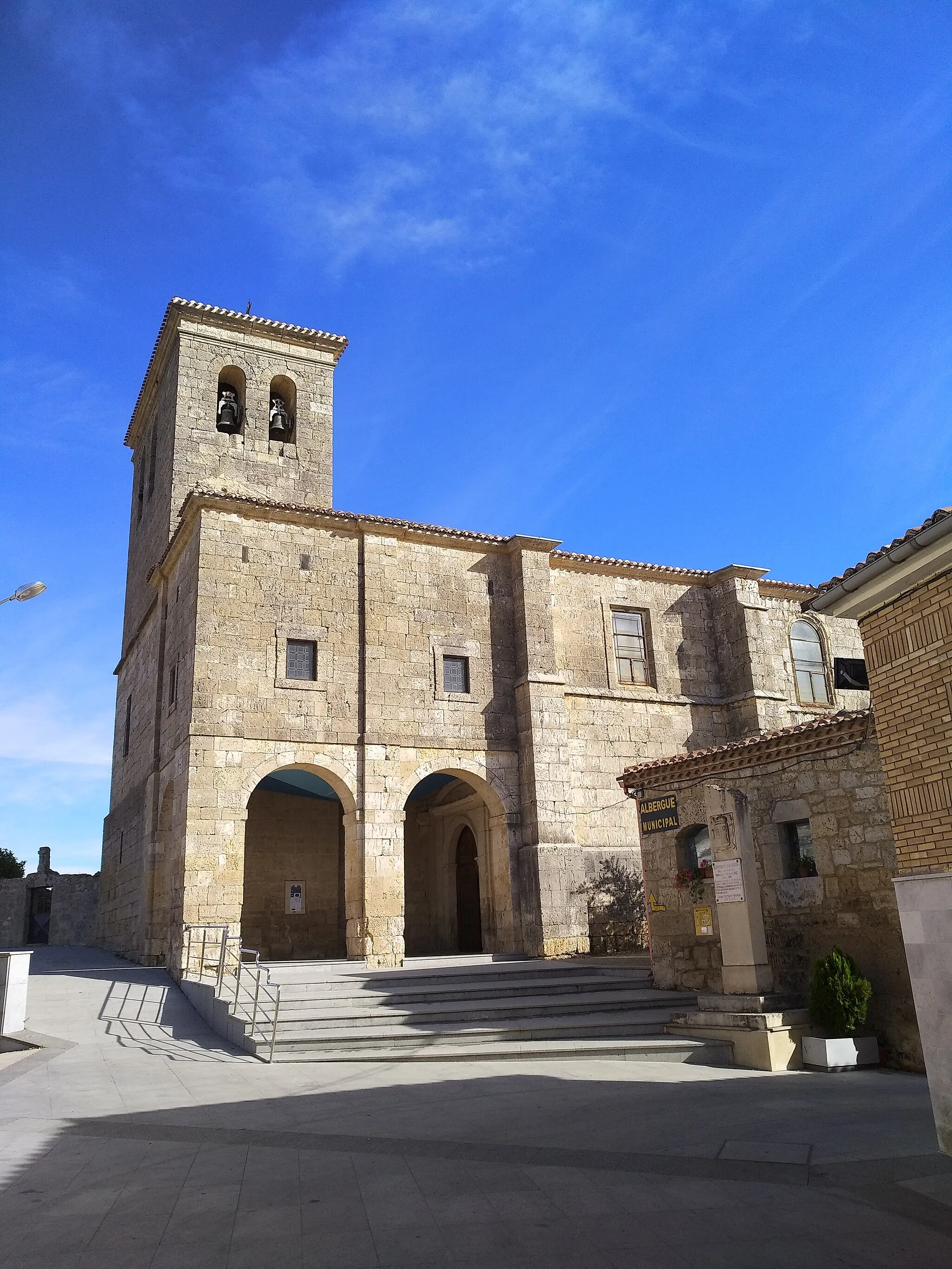 Photo showing: Vista exterior de la Iglesia parroquial de San Román