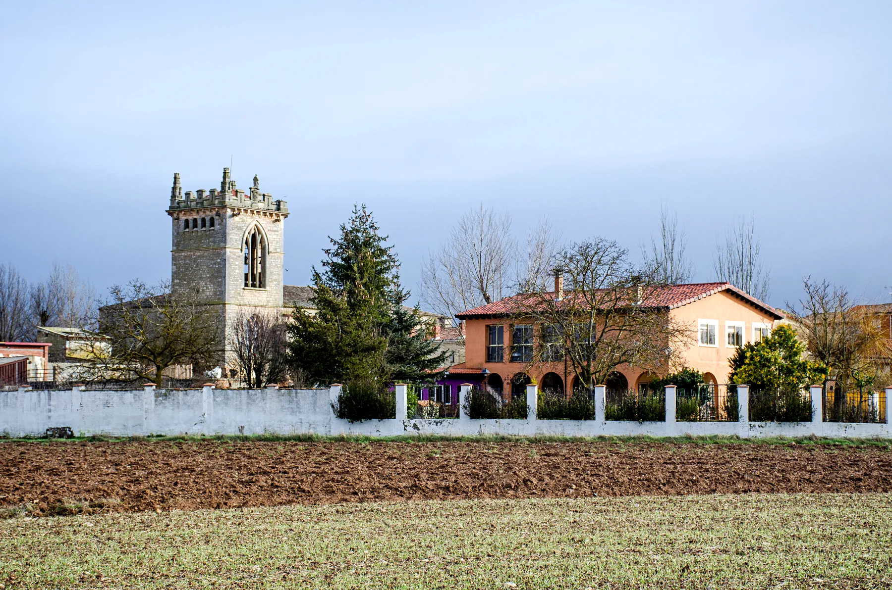 Photo showing: Villadiego. Casa e iglesia de San Lorenzo.