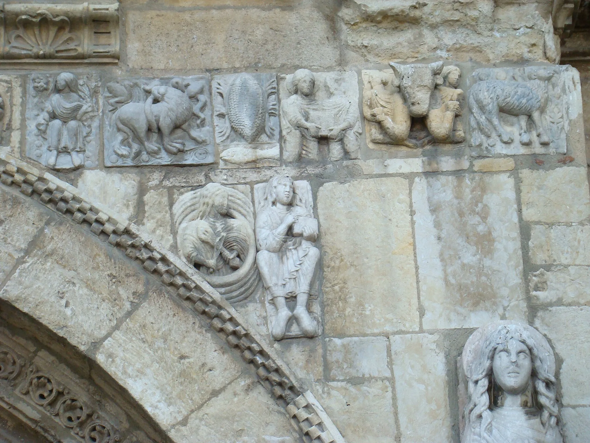 Photo showing: Romanesque basilica of San Isidoro in León, Spain.Romanesque gate of the Lamb. Right spandrel with a fidler and a drummer and the rest of the zodiac.