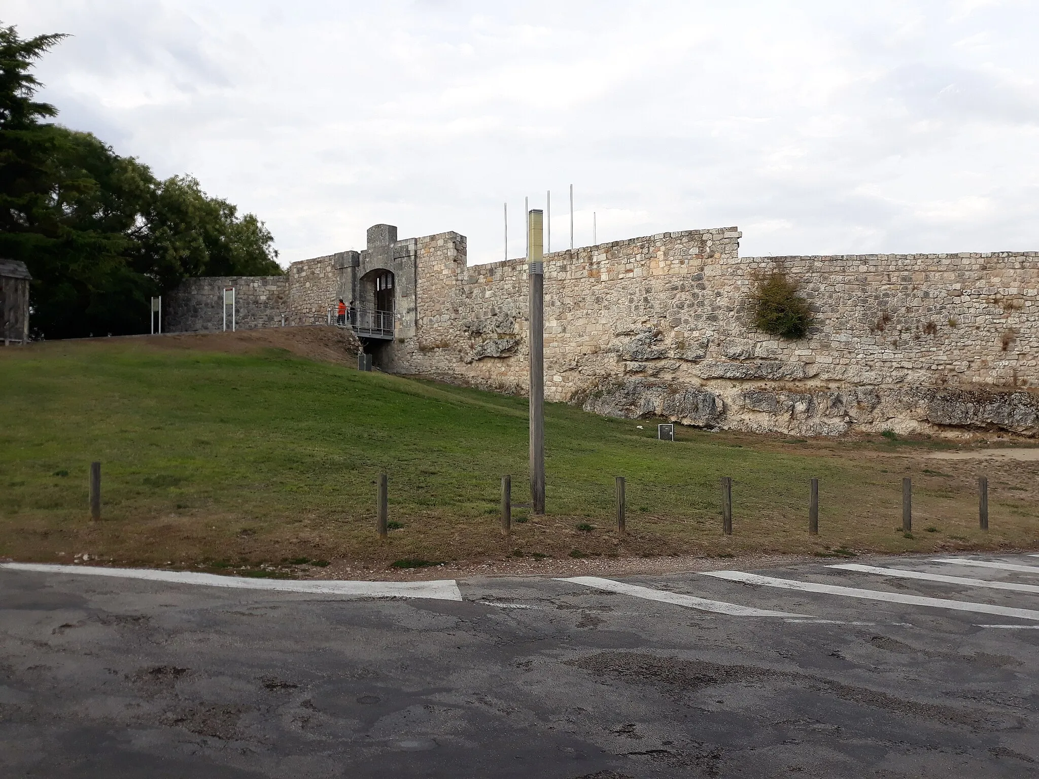 Photo showing: Vista general de la puerta de entrada y murallas del Castillo de Burgos