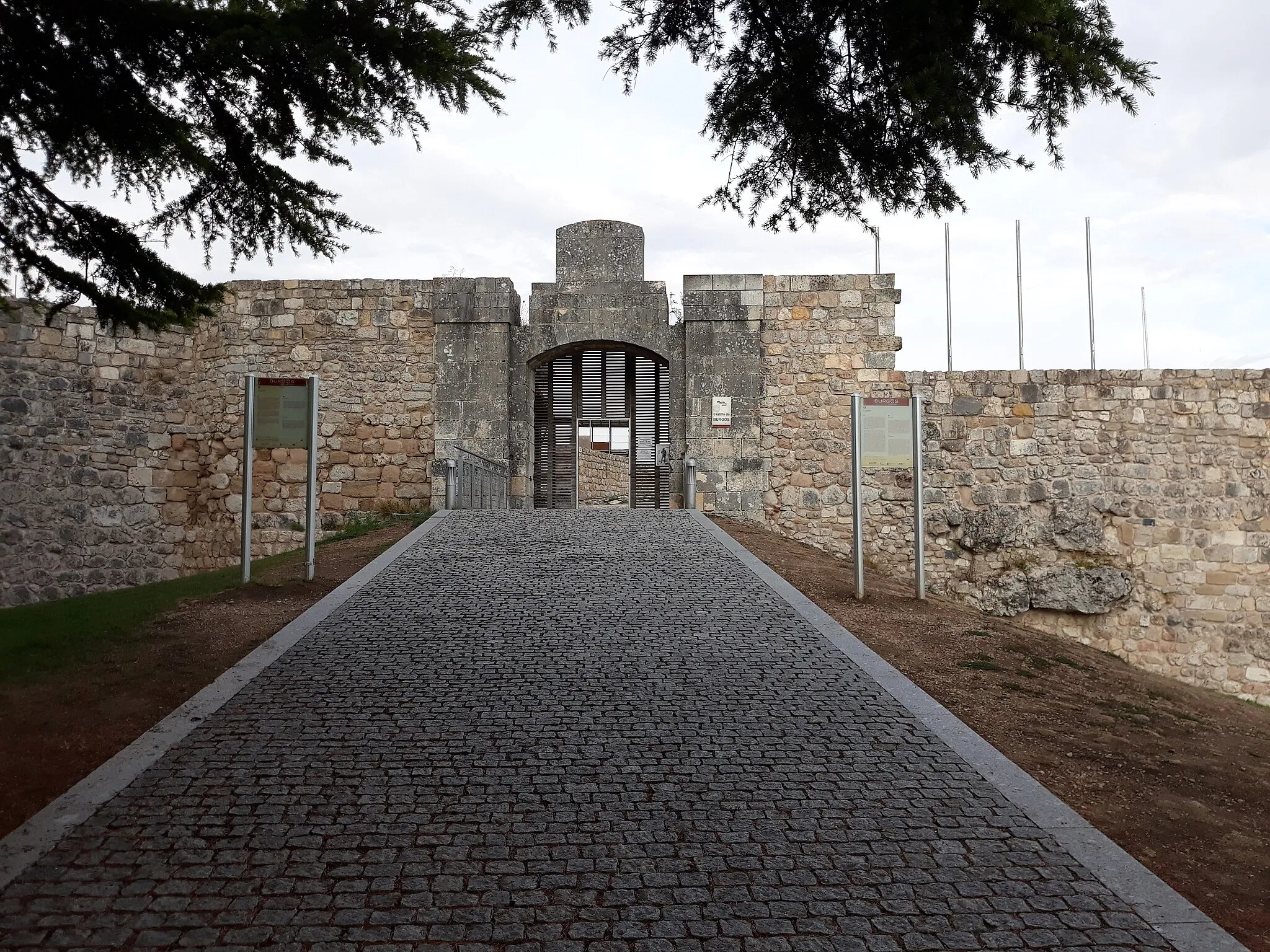 Photo showing: Vista general de la puerta de entrada moderna y murallas del Castillo de Burgos