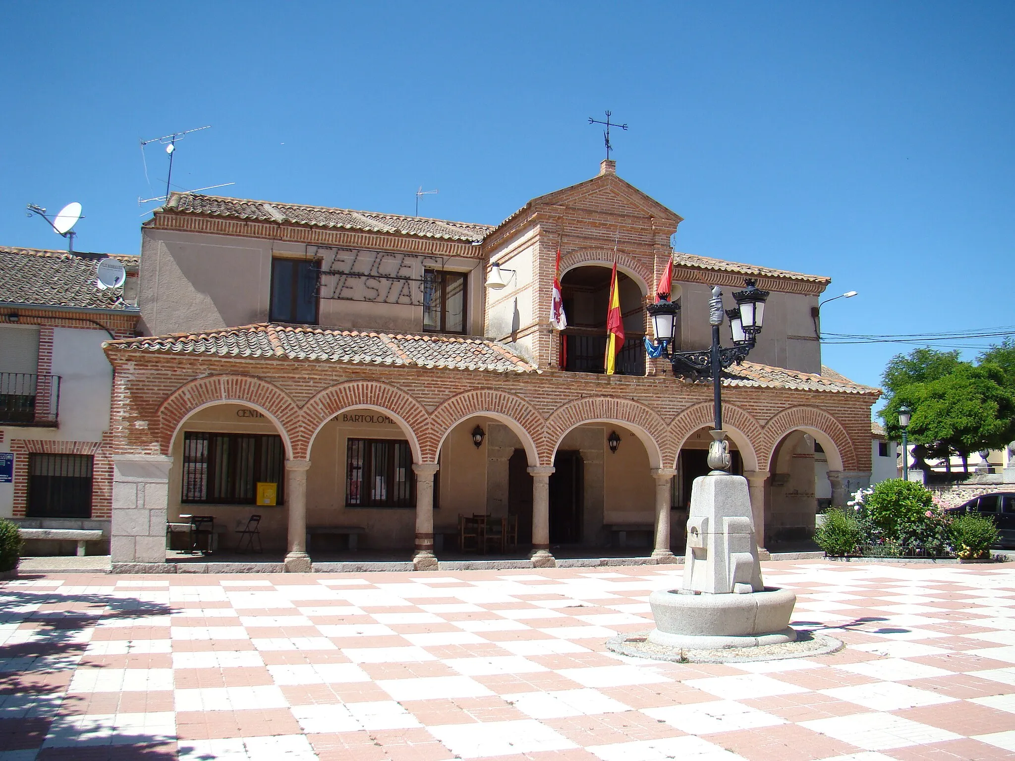 Photo showing: Sangarcía is a municipality of Spain, in the province of Segovia in the territory of the Campiña Segoviana, autonomous community of Castilla y León. Town Hall.