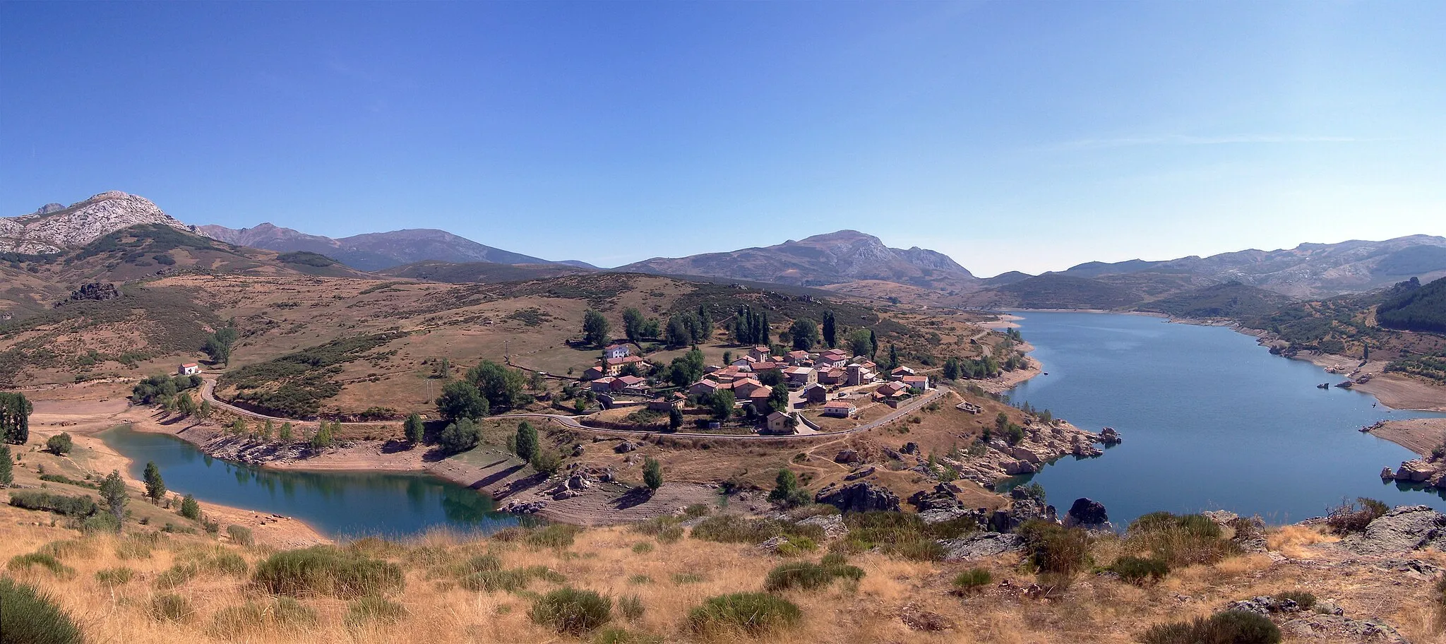 Photo showing: El embalse de Camporredondo desde el mirador de Alba de los Cardaños