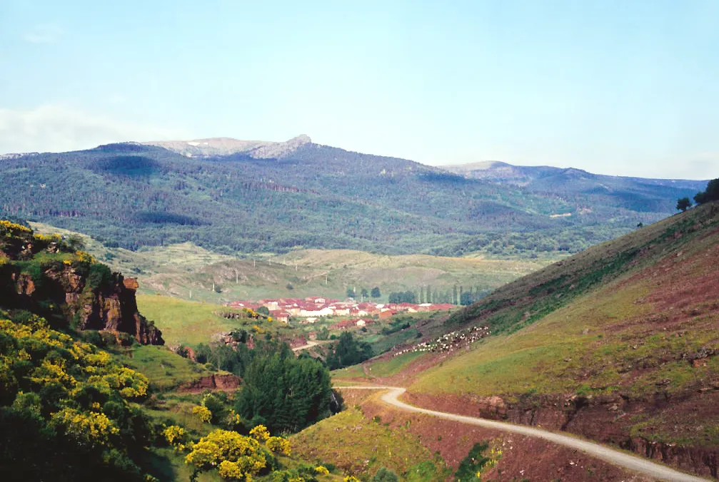 Photo showing: The village seen from West; in the backgrond, Urbión Peaks. Neila, Burgos, Castile and León, Spain