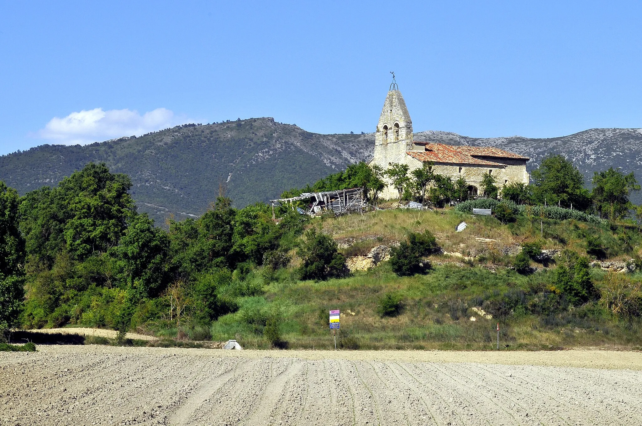 Photo showing: Extramiana's Church in the landscape.  Merindad de Cuesta Urría, Burgos, Castile and León, Spain