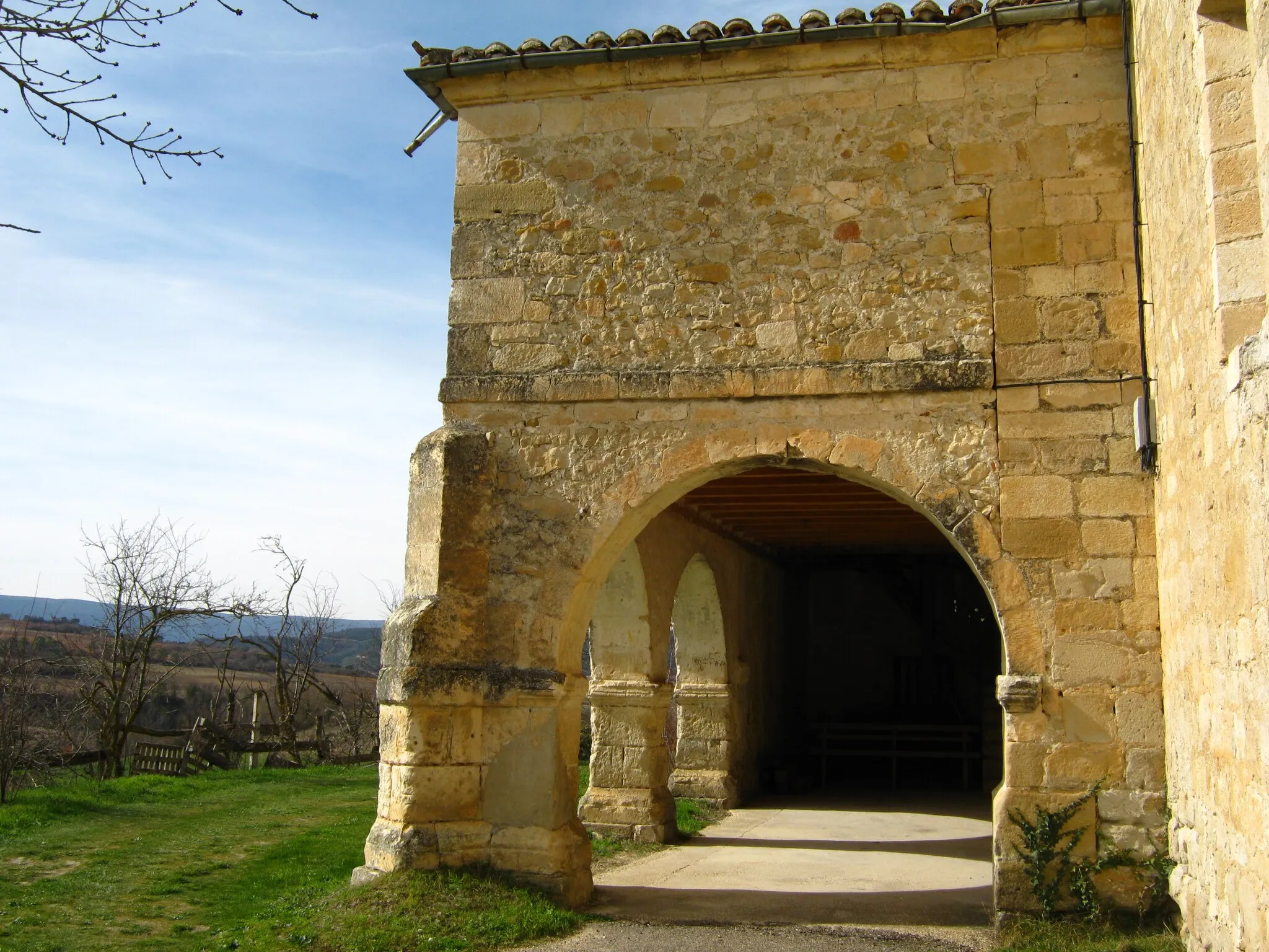 Photo showing: Soportales de la iglesia de Extramiana, en la comarca de las Merindades (Burgos, Castilla la Vieja)