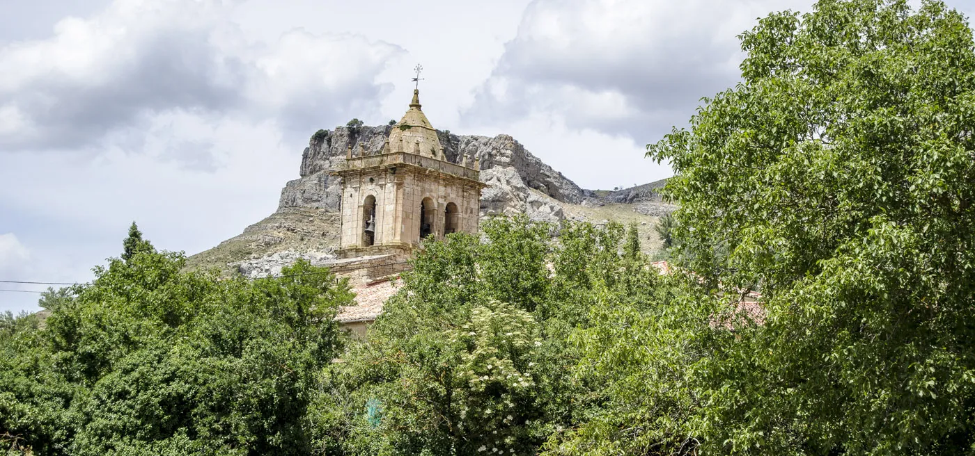 Photo showing: Torre de la iglesia de San Juan Bautista. Amaya (Burgos). Al fondo Peña Amaya.