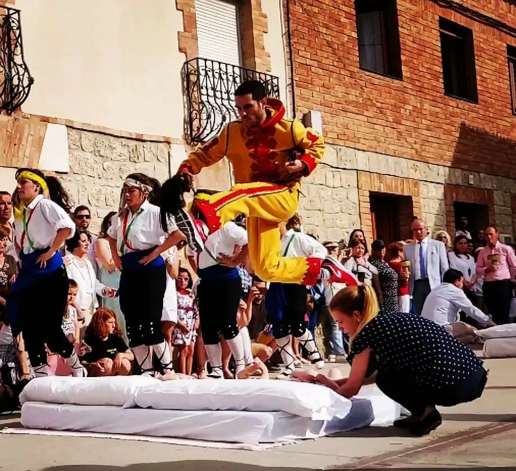 Photo showing: El colacho jumping baby's in Castrillo de Murcia, Burgos, Spain.