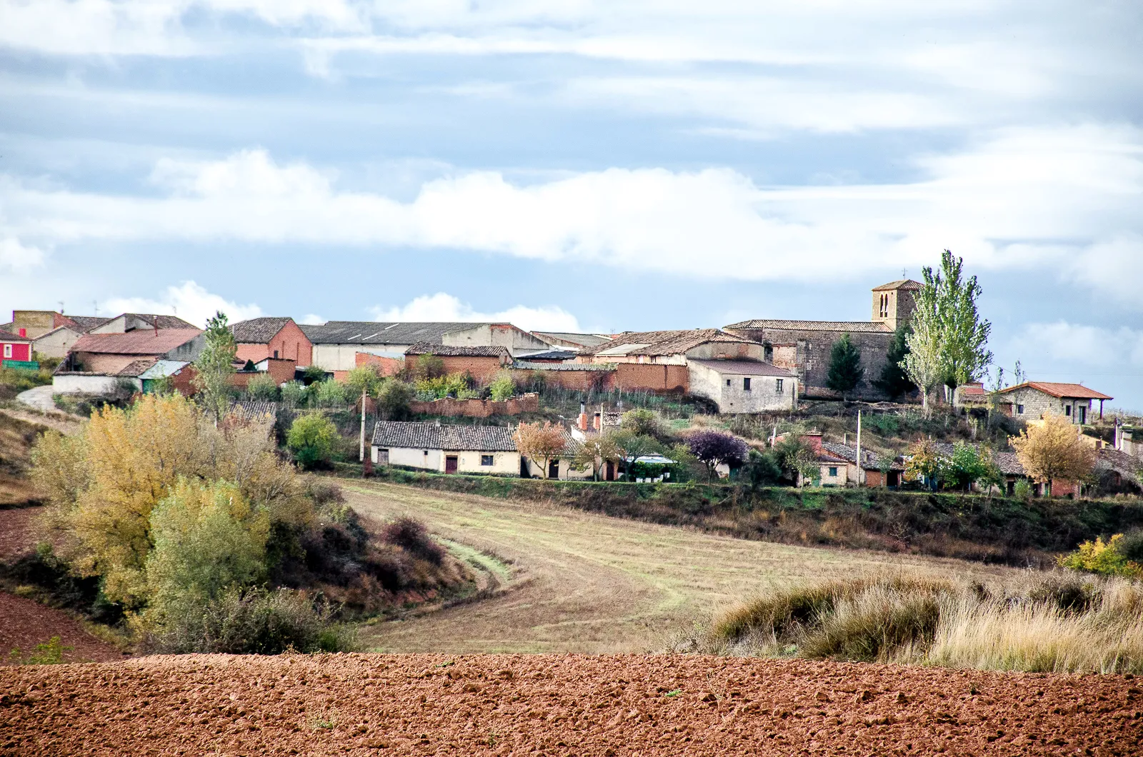 Photo showing: Vista general de Valtierra de Riopisuerga desde el norte.
