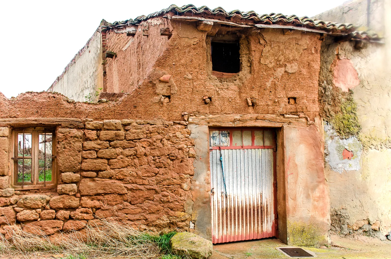 Photo showing: Casa de adobe en Valtierra de Riopisuerga.