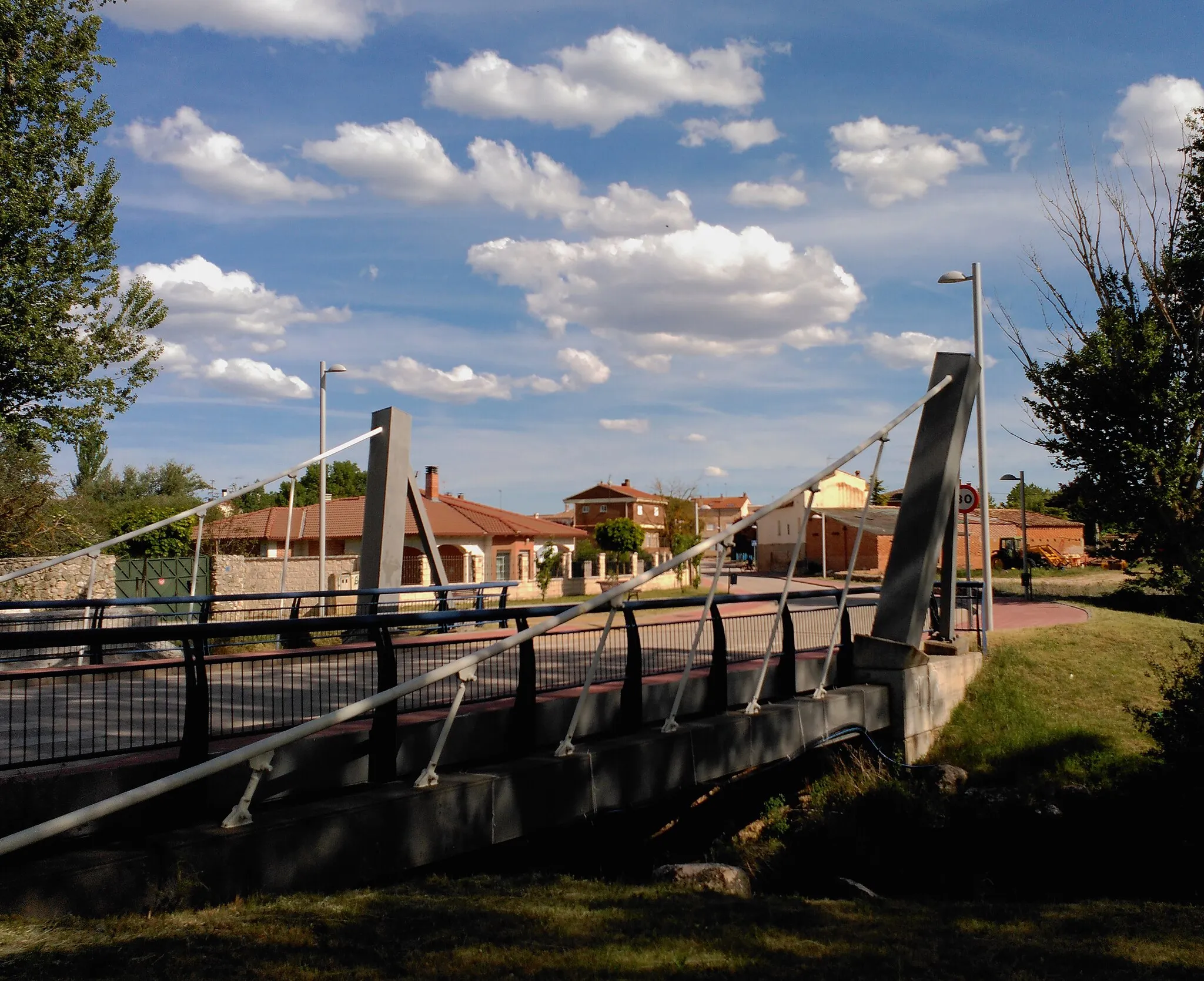 Photo showing: Vista de la entrada desde la carretera