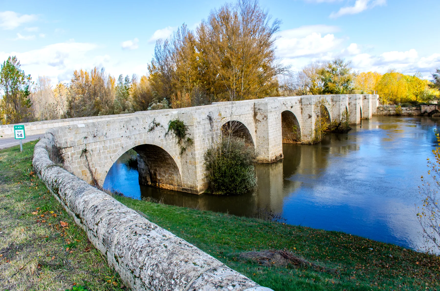 Photo showing: Puente de piedra de Lantadilla sobre el río Pisuerga. Vista sur de la cabeza del puente, desde la orilla derecha.