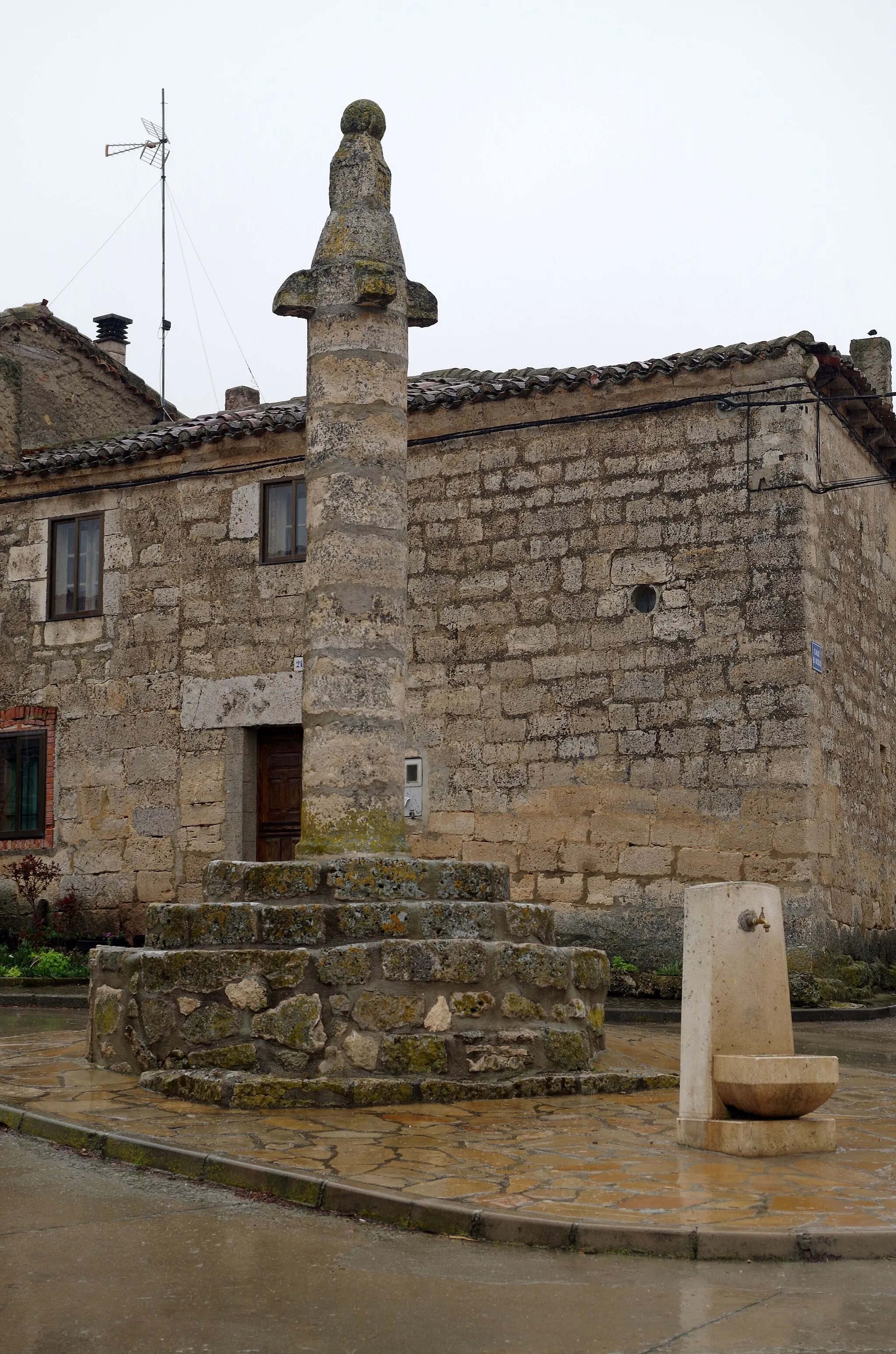 Photo showing: Pillory in Villaquiran de los Infantes, Burgos, (Spain)