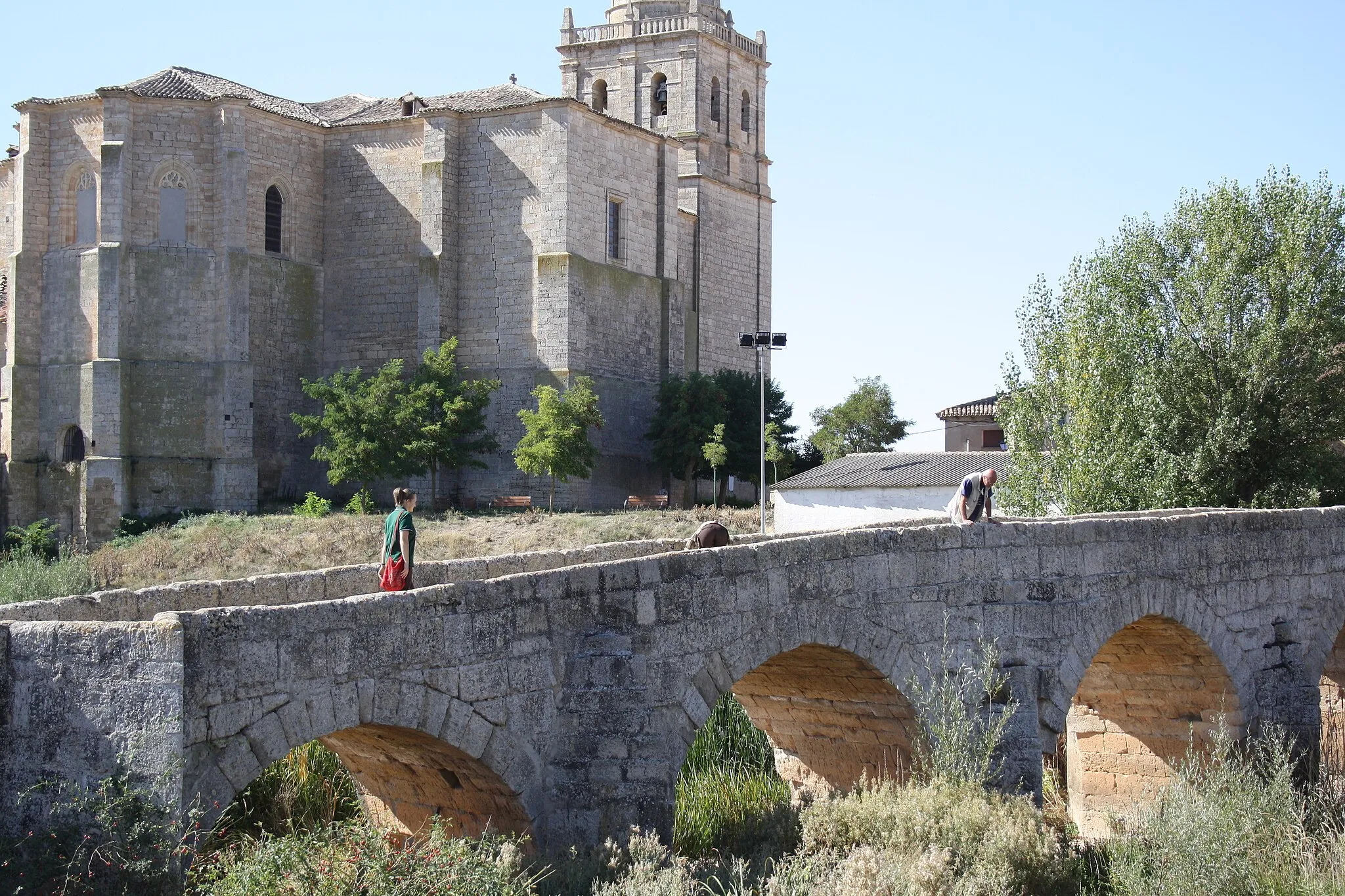 Photo showing: Ponte romano con Iglesia de la Asunción 
di Villasandino