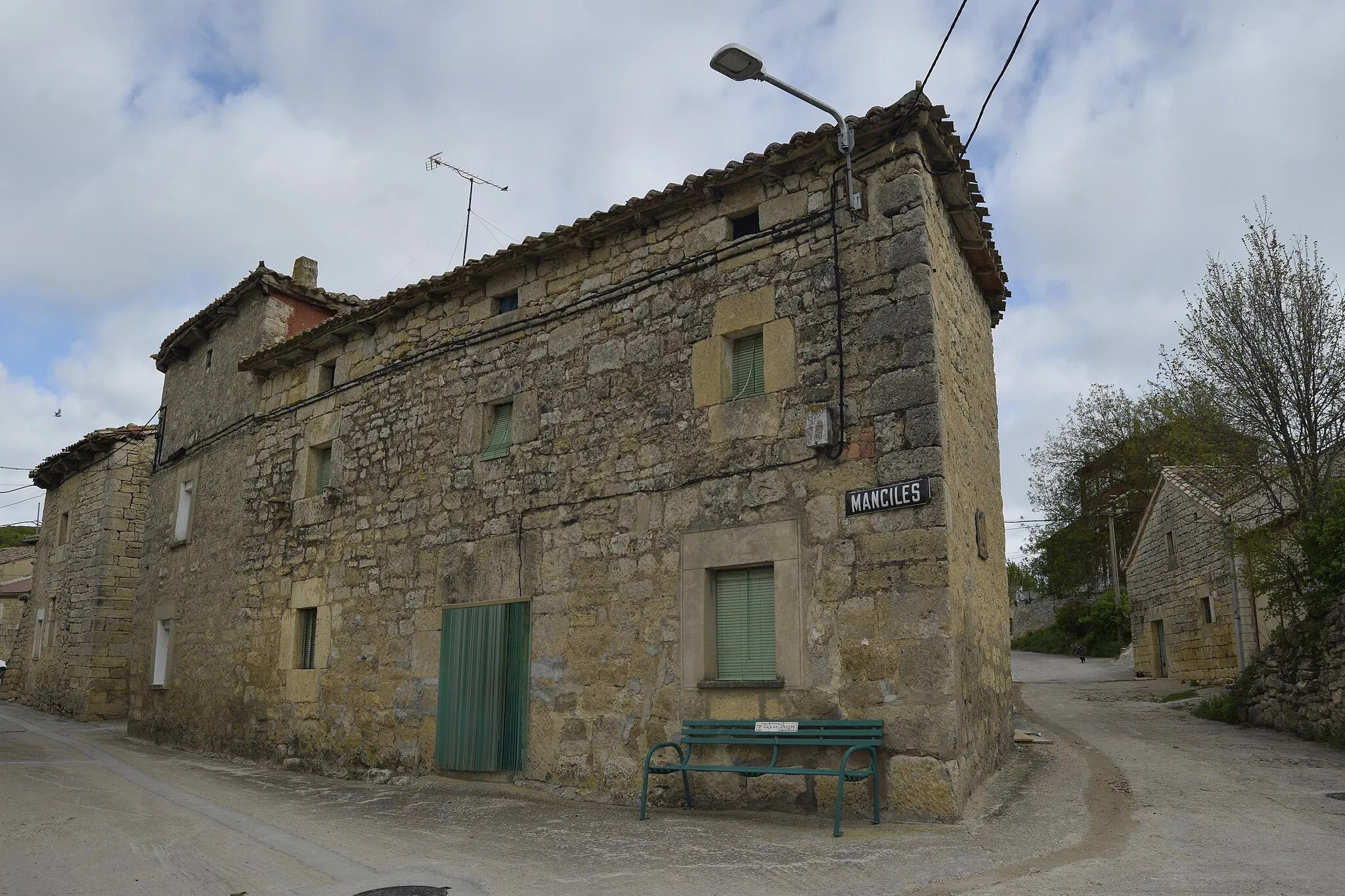 Photo showing: Una de las calles de la localidad de Manciles, provincia de Burgos, España.