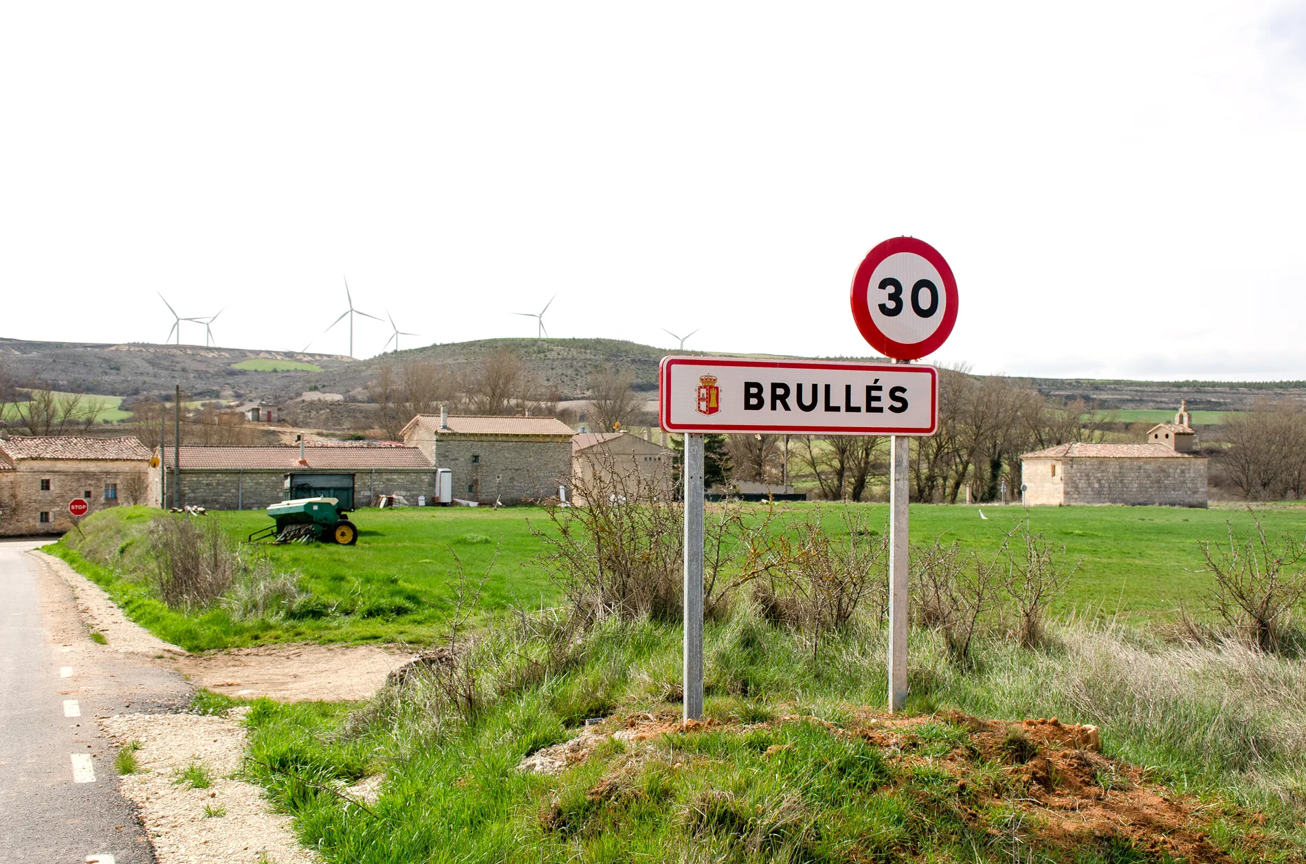 Photo showing: Brullés (España). Entrada al pueblo por la carretera de Fuencivil (BU-V-6014).