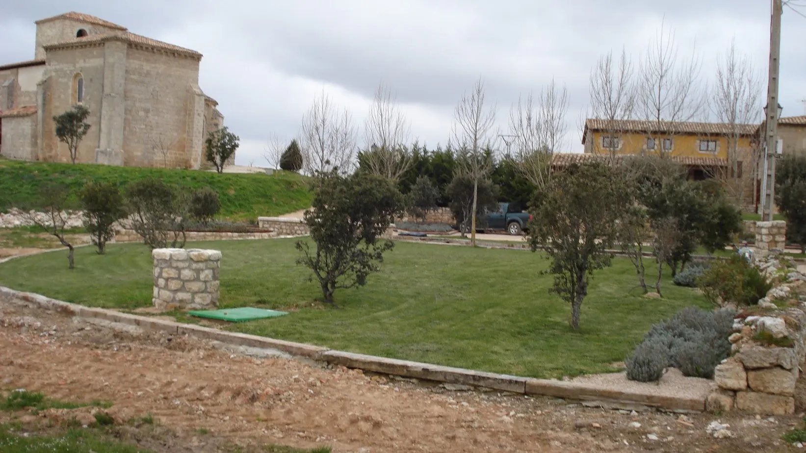 Photo showing: jardín construido hace dos años