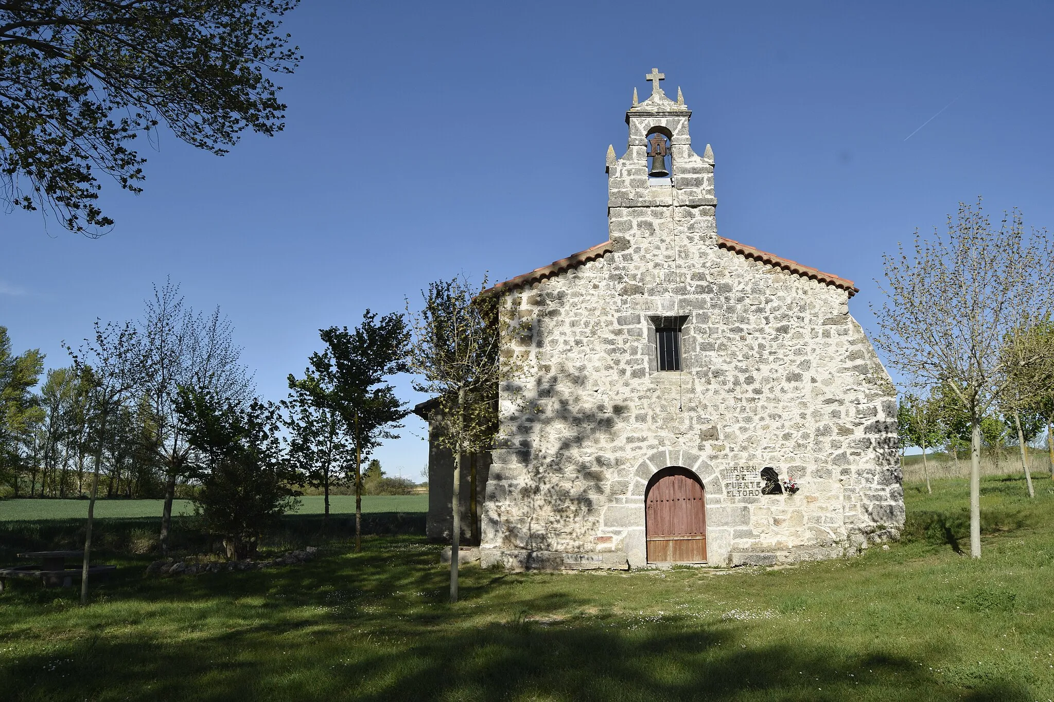 Photo showing: Exterior de la Ermita de Fuenteltoro, a las afueras de Villangómez (Burgos).