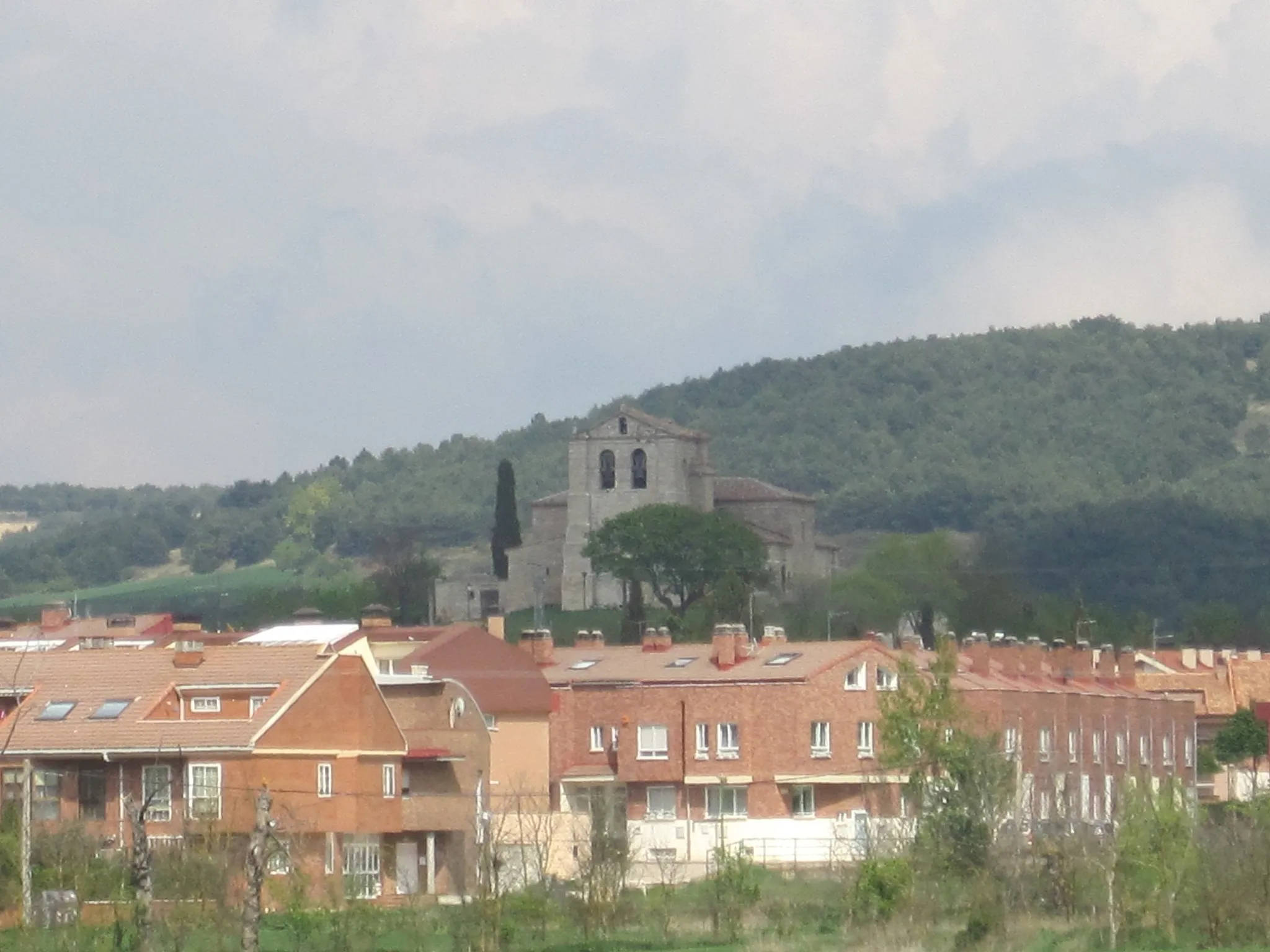 Photo showing: Vista de la iglesia de Villatoro y de su núcleo urbano desde la zona oeste de la  localidad.