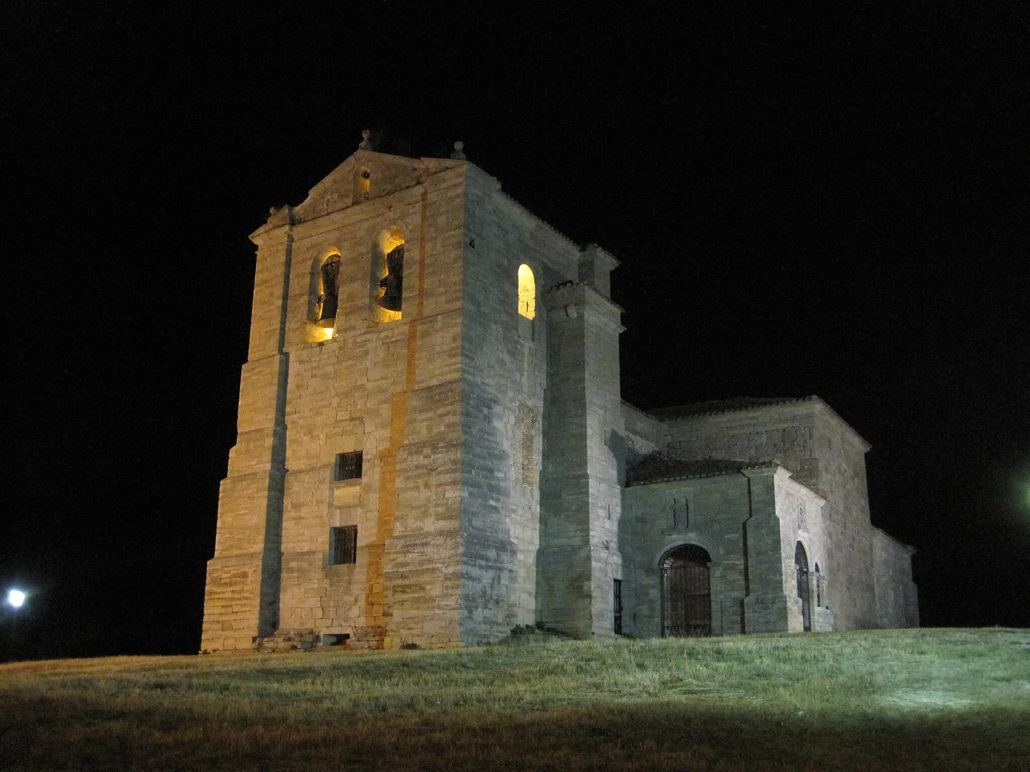 Photo showing: Vista nocturna de la Iglesia de El Salvador, en la localidad burgalesa de Villatoro.
