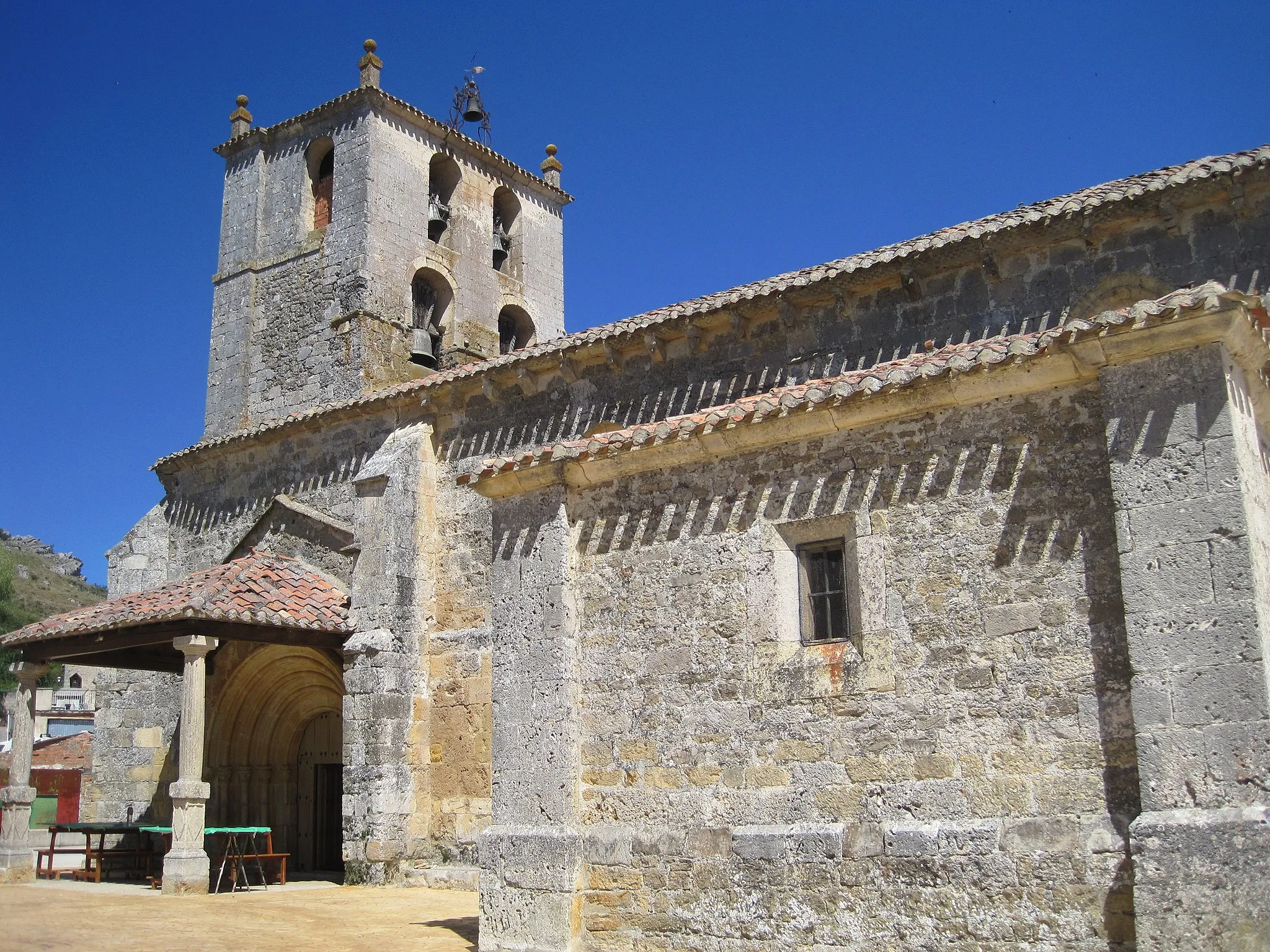 Photo showing: Vista frontal de la iglesia parroquial de Montorio, del siglo XVII
