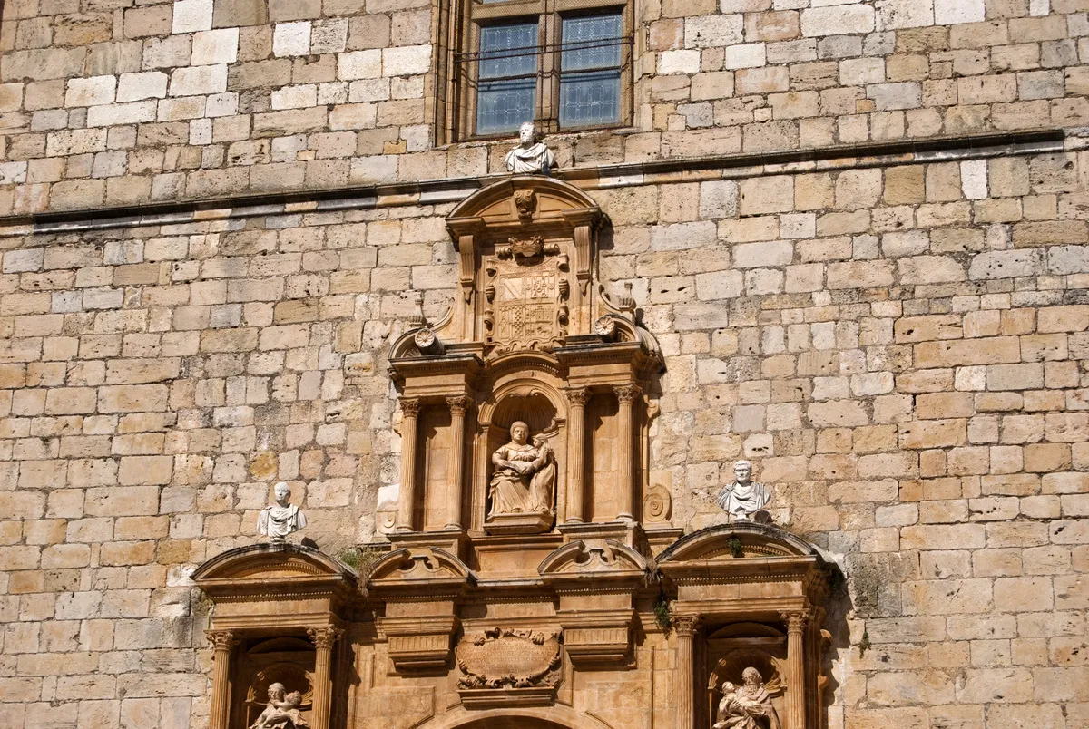 Photo showing: Detalle de la portada de la iglesia de Peñaranda de Duero, con tres bustos romanos procedentes de Clunia.
