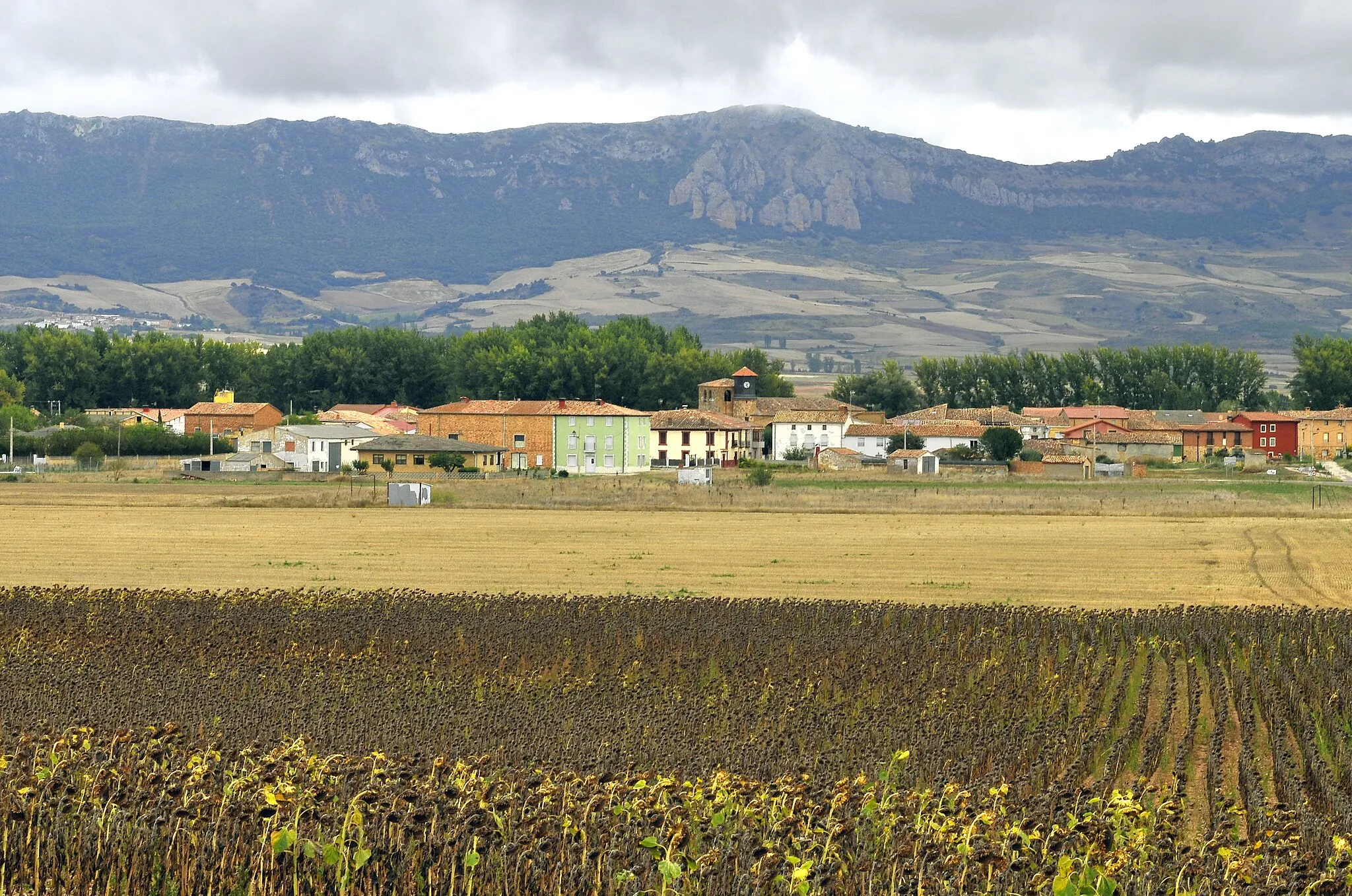Photo showing: The village and its surroundings. Las Vesgas, Barrios de Bureba, Burgos, Castile and León, Spain