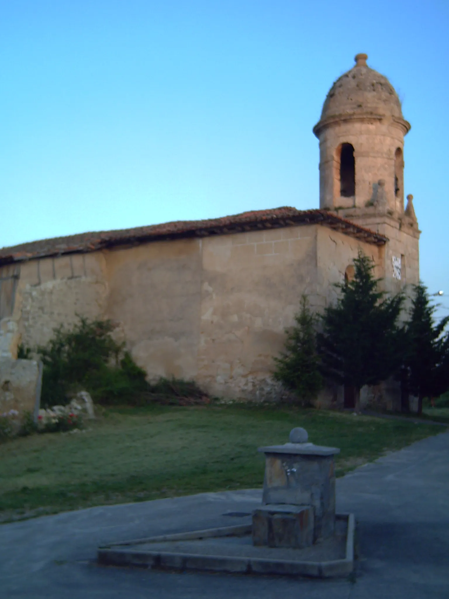Photo showing: Fuente e Iglesia de Villalmondar