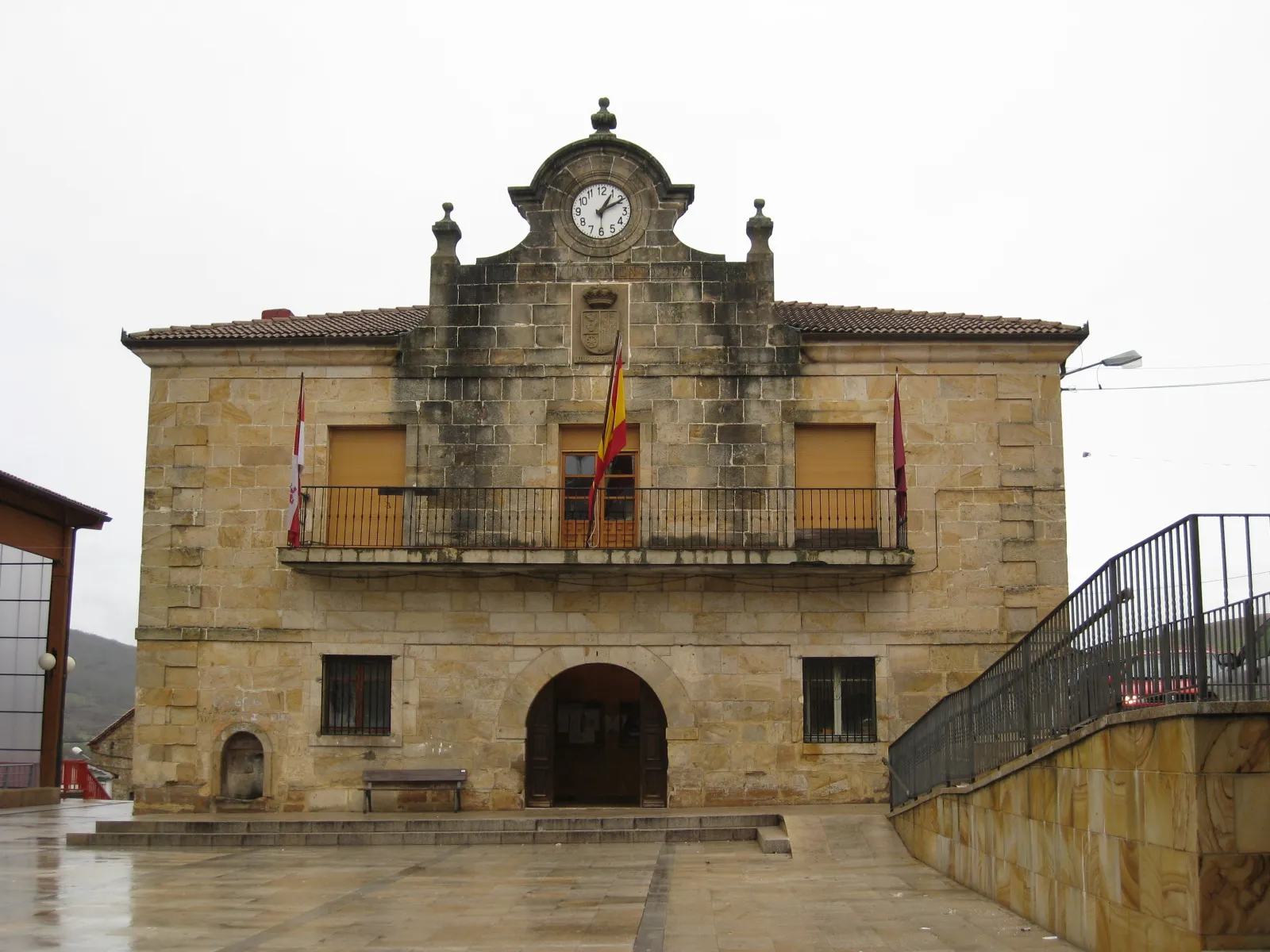 Photo showing: Vista del edificio del Ayuntamiento de Canicosa de la Sierra (Burgos, España).