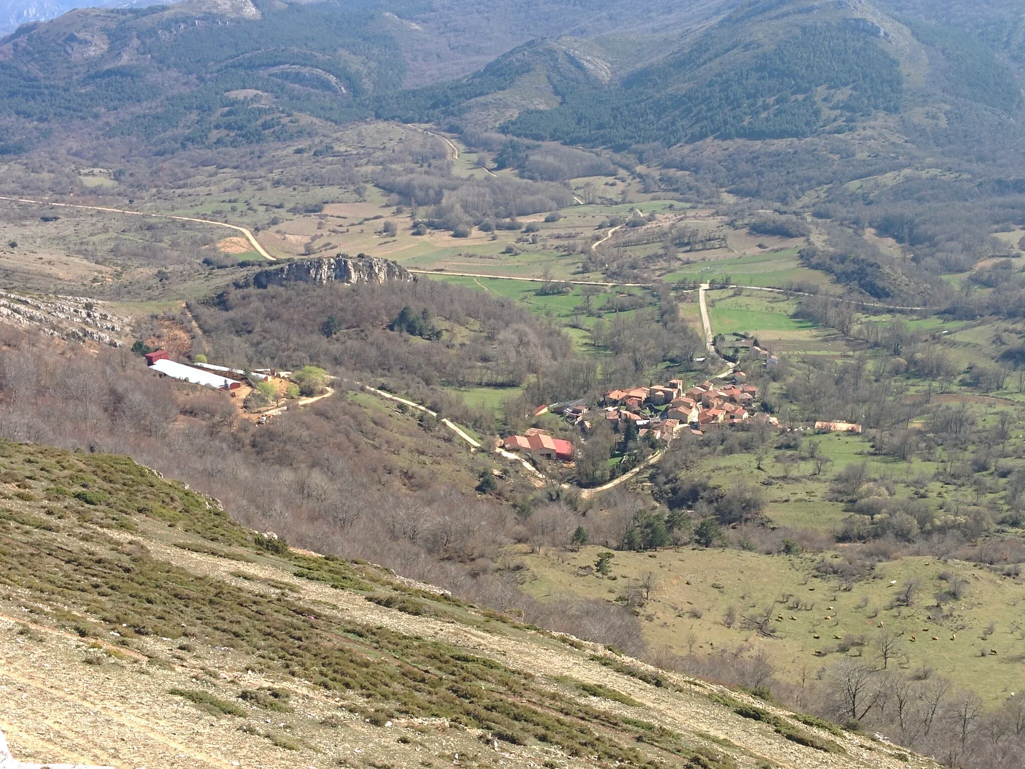 Photo showing: Vista de Cubilla de la Sierra desde el pico Humión (Partido de la Sierra en Tobalina, Burgos).