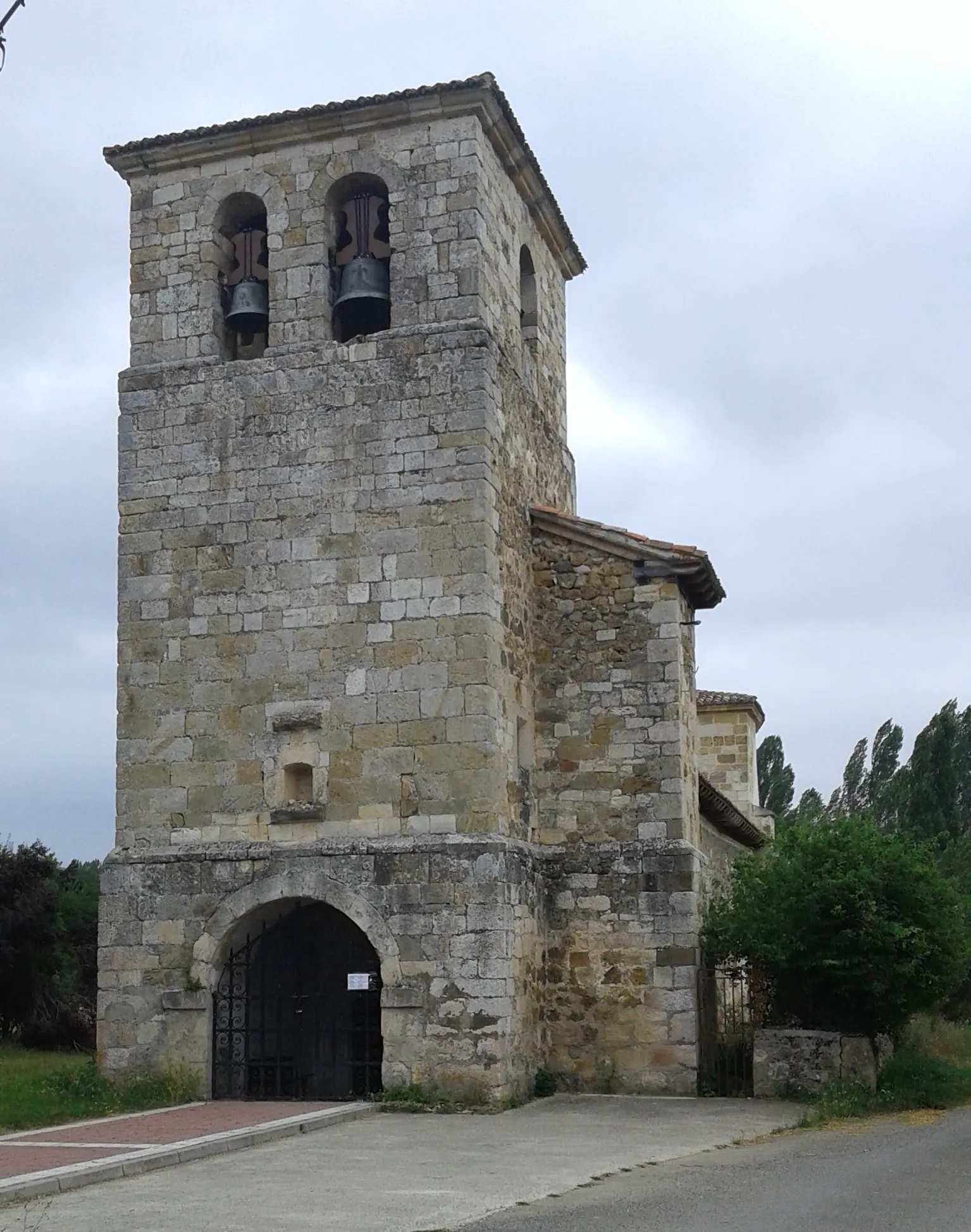 Photo showing: Parroquia románica de la localidad.