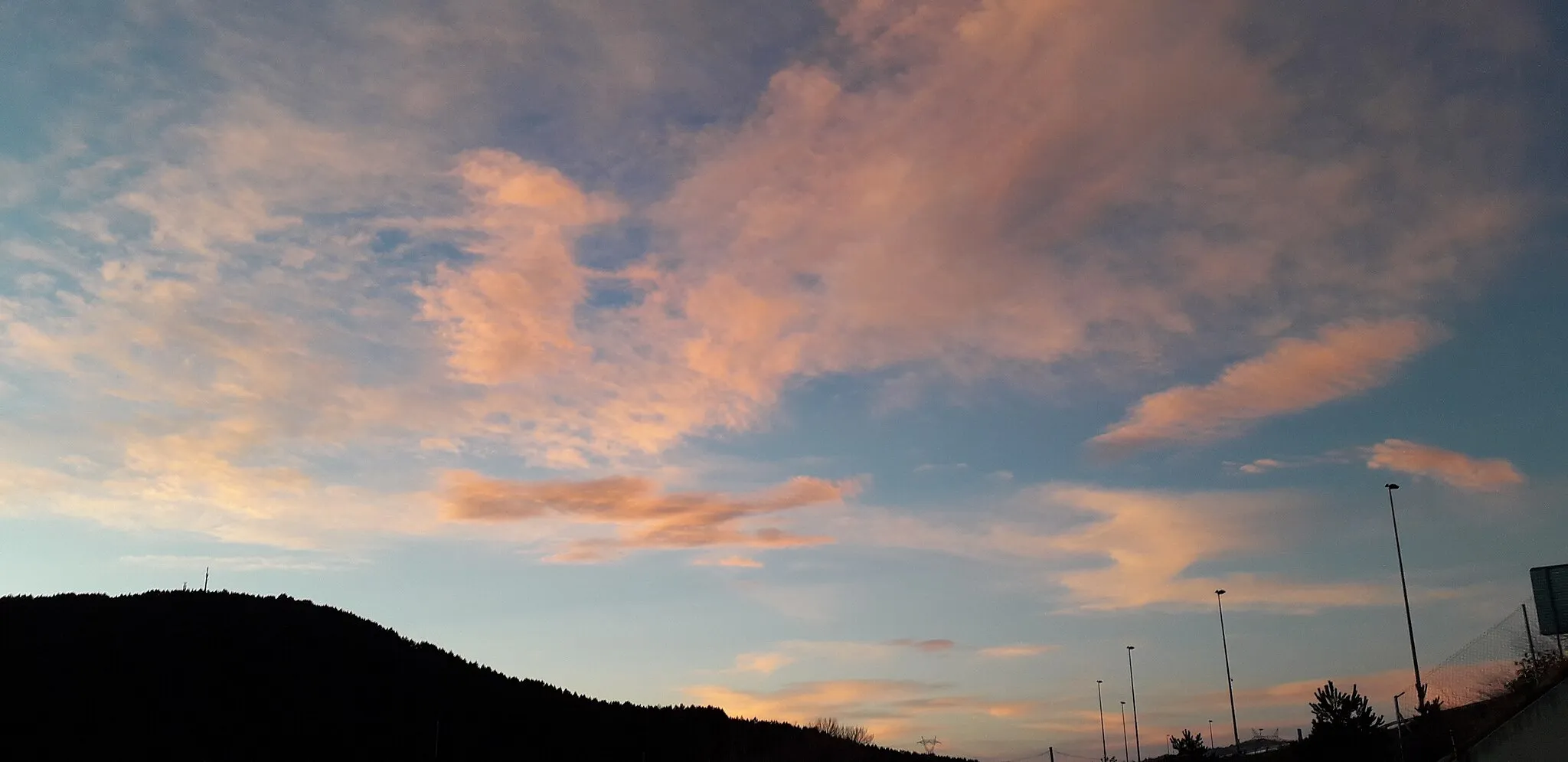 Photo showing: Arreboles de puesta de sol en la localidad segoviana de Gudillos (El Espinar), la AP-6 al fondo