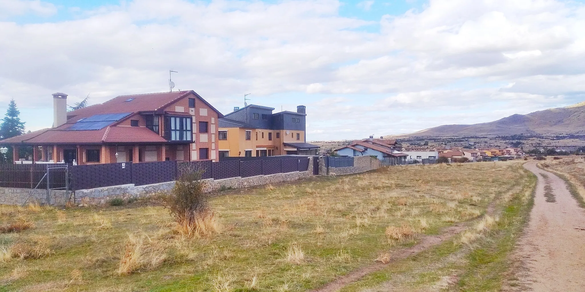 Photo showing: Residencial Robledo desde la Cañada Real Soriana Occidental