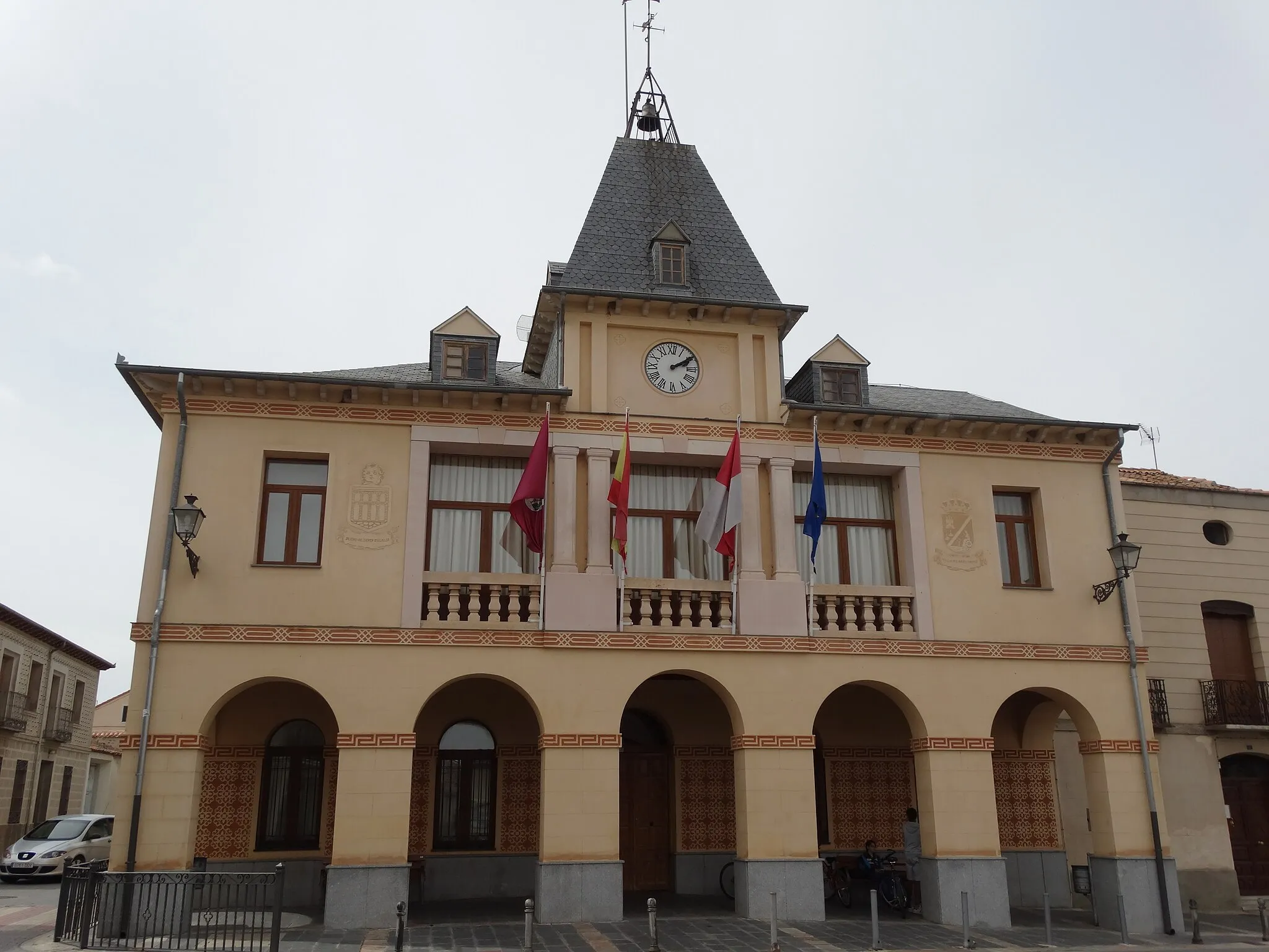 Photo showing: Bernardos, provincia de Segovia, España. Plaza Mayor. Edificio del Ayuntamiento.
