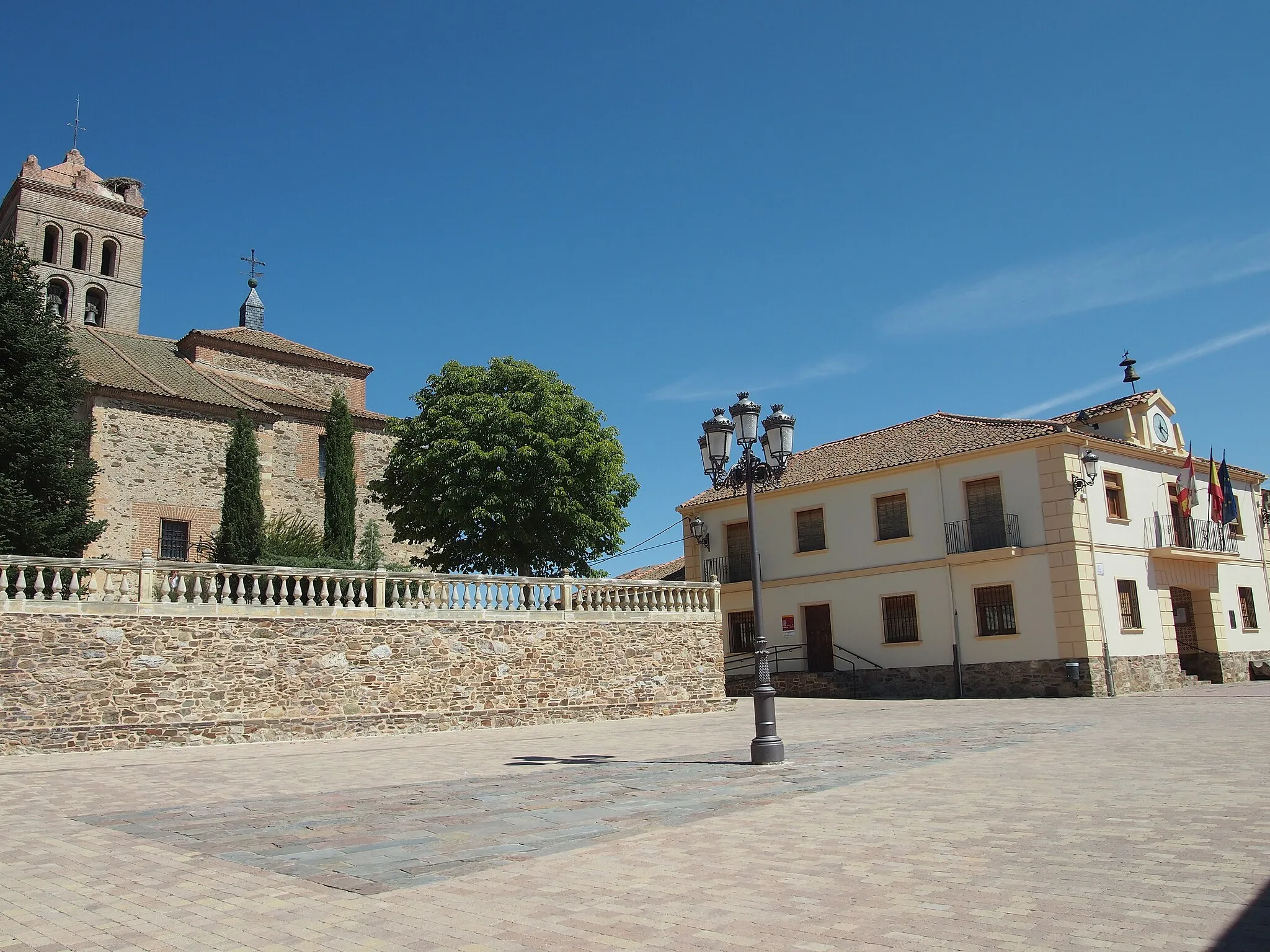 Photo showing: Main square in Migueláñez, Segovia (Spain) called Plaza Mayor. Buildings: the Town Hall on the right and the Nuestra Señora de la Asunción Church.