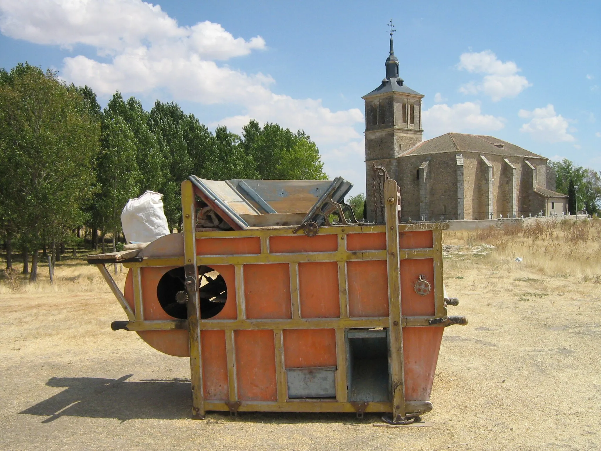 Photo showing: Winnowing machine near Paradinas church, Segovia, Spain.