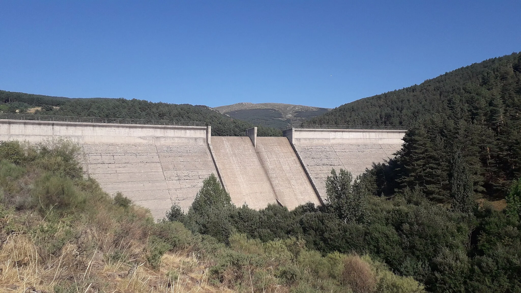 Photo showing: Presa del río Pirón, dando lugar al Embalse del Pirón, también llamado embalse de Aprisqueras o embalse de Torrecaballeros