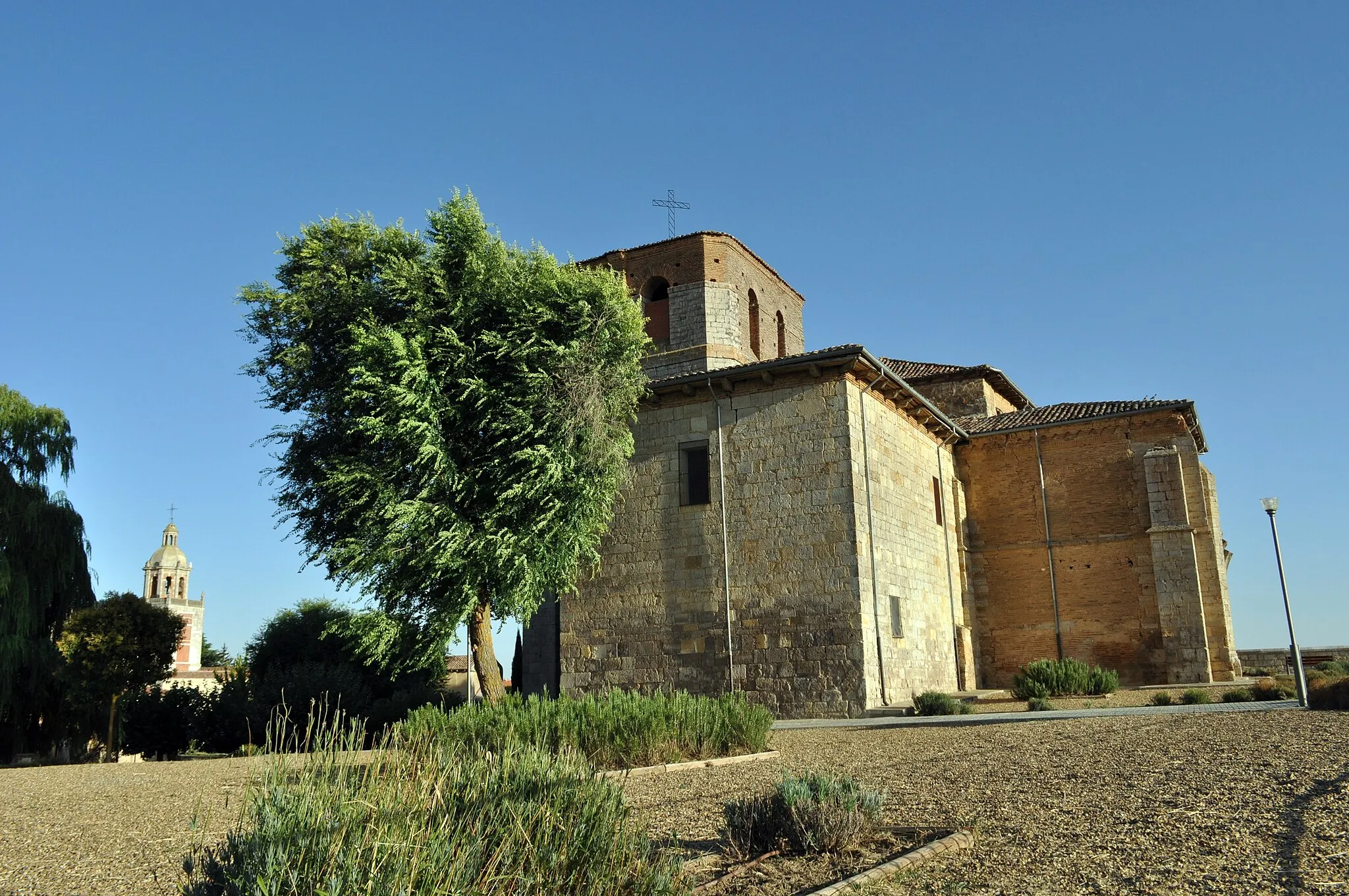 Photo showing: Carrión de los Condes: Santuario de Nuestra Señora de Belén, con la torre de San Andrés al fondo.