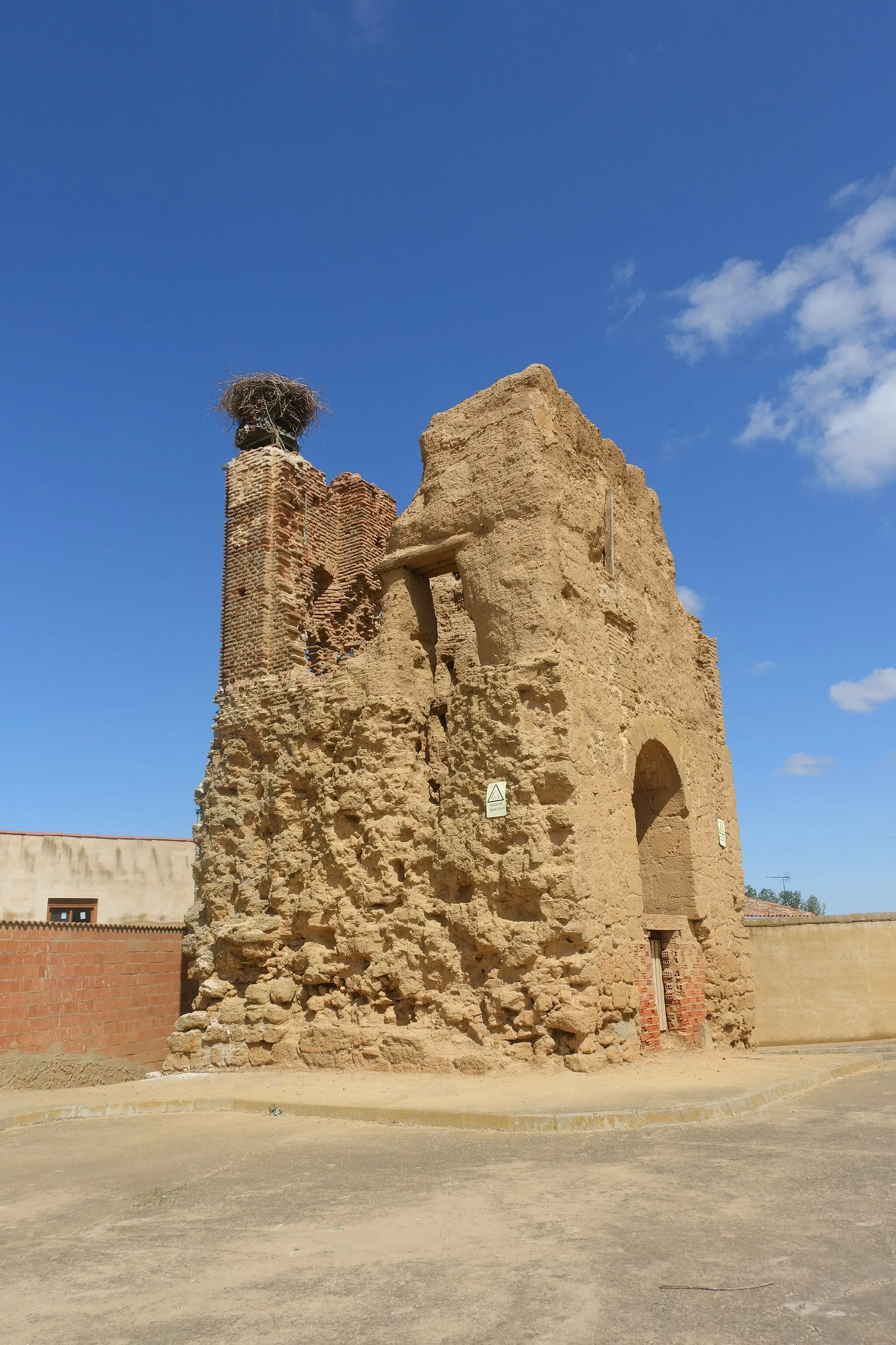 Photo showing: Restos de la torre de la antigua iglesia de San Pedro, Valdunquillo (Valladolid, España).