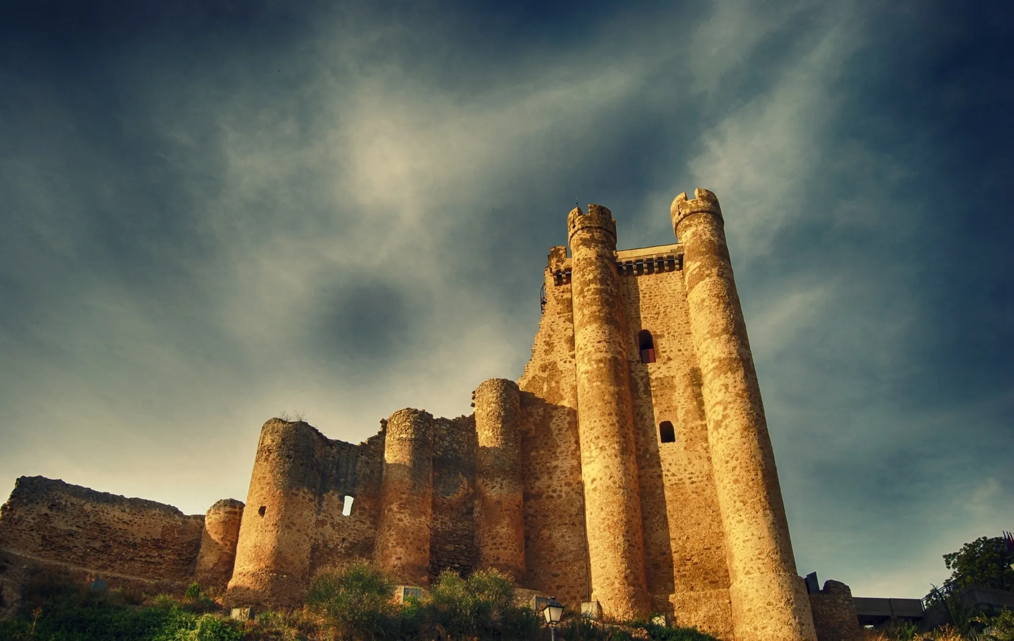 Photo showing: It is a castle of the 15th century in Gothic style military. It has 25 meters of height, is a national monument and served siege in the war of Spanish succession and was the murder of Juan de Acuña in 1475.