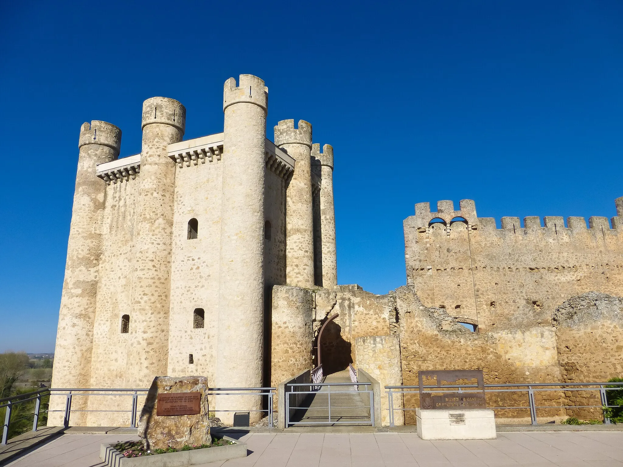 Photo showing: Castillo de Valencia de Don Juan