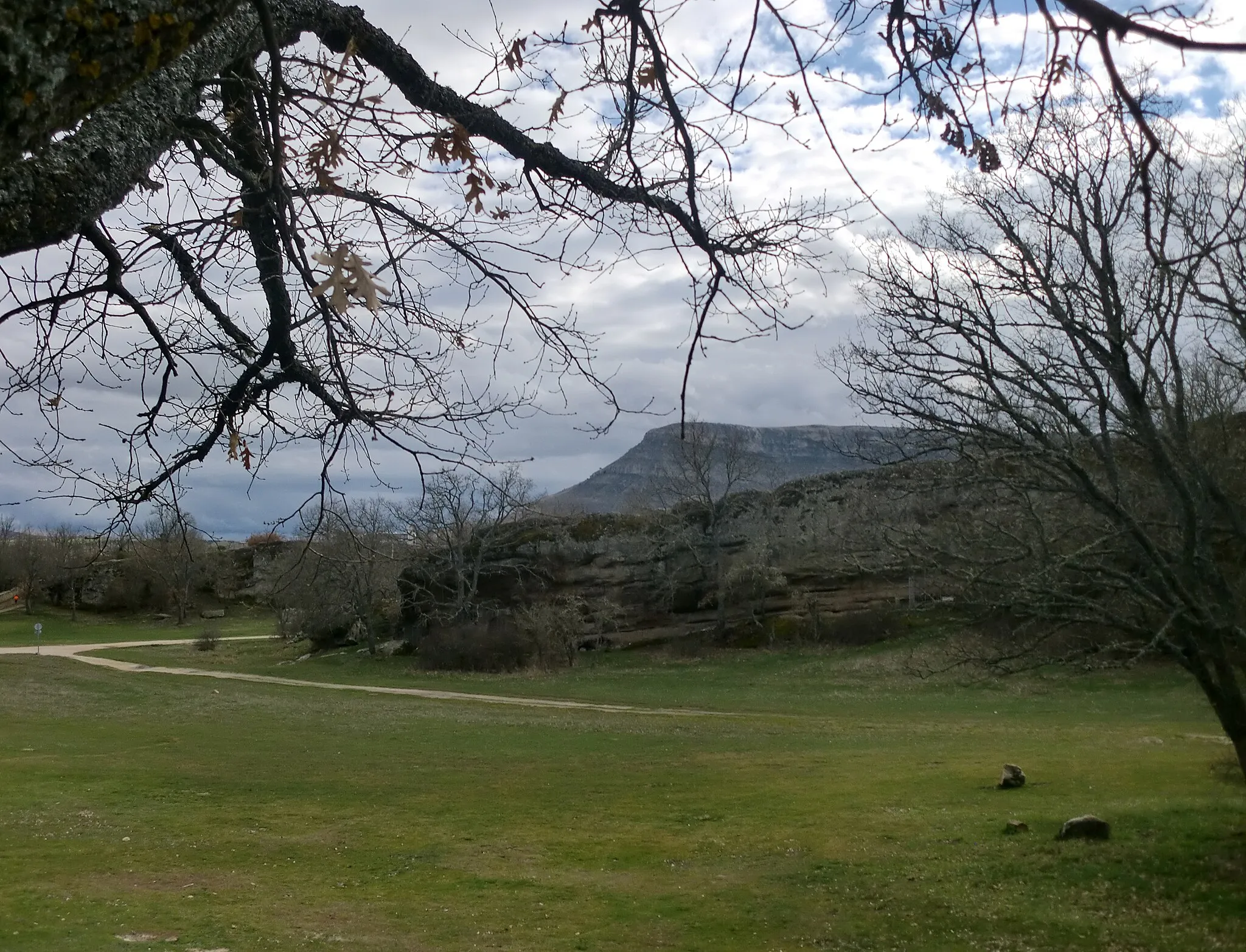 Photo showing: Paraje de Valonsadero (Soria), al fondo "Pico Frentes" en el que se ubican las 35 estaciones de pinturas rupestres