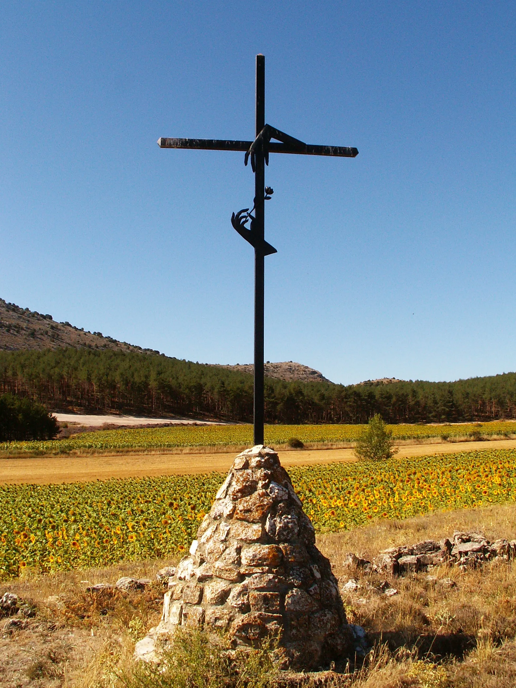Photo showing: La quinta cruz del viacrucis que lleva al Santuario de la Virgen de Inodejo, cerca de Las Fraguas (Soria).