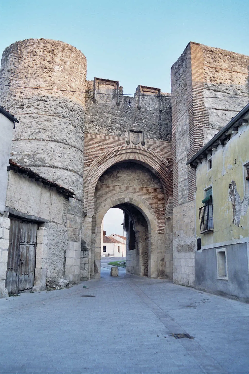 Photo showing: Segovia. (Castilla-León. España)

Cuéllar. Arco de San Basilio. Fotografía realizada el 23 agosto de 2002 por el autor. User:Pelayo2