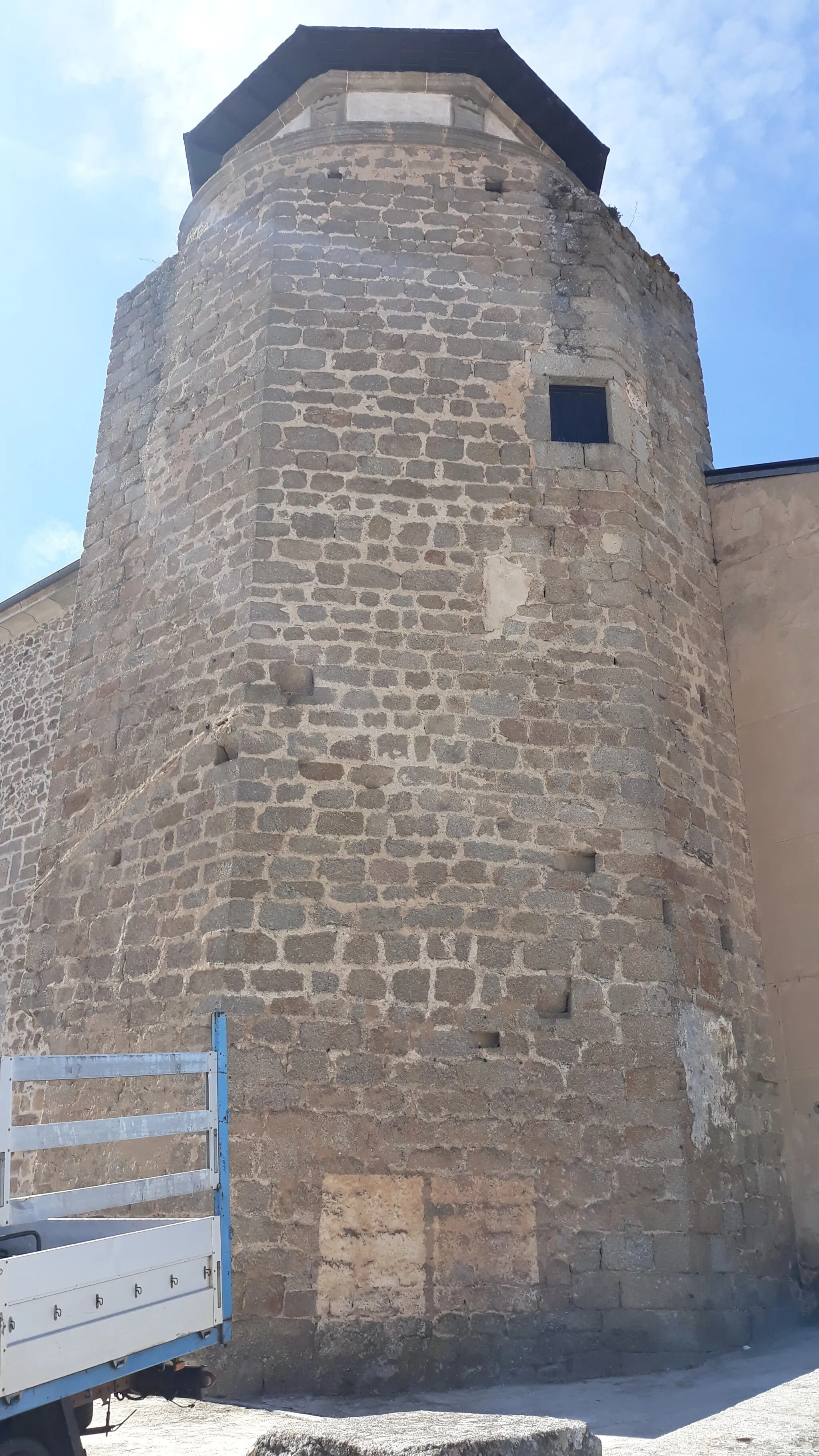 Photo showing: Vista de detalle del torreón hexagonal de la parte frontal del Alcázar de Béjar, posterior Palacio de los Duques de Béjar y hoy en día instituto